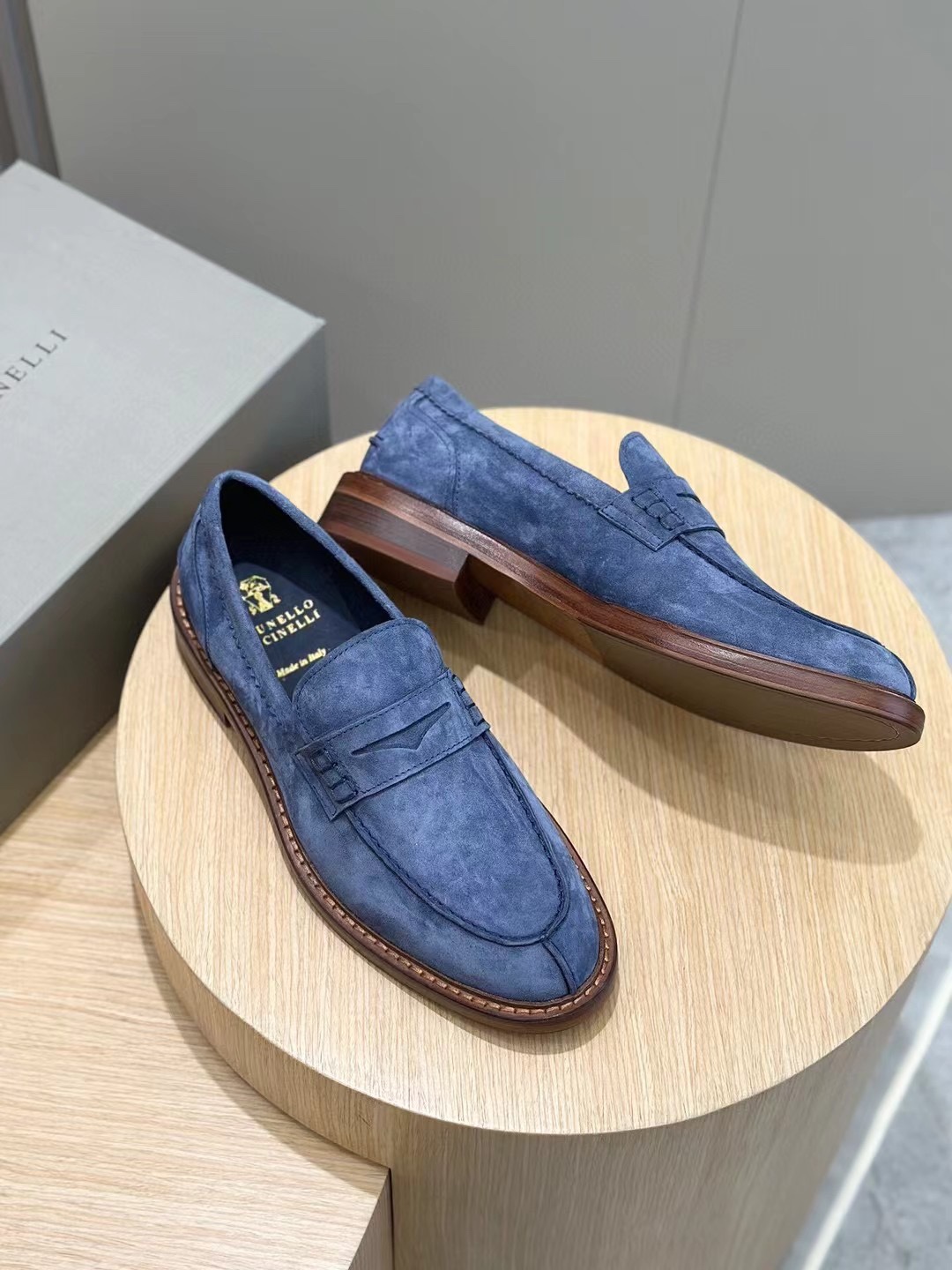 Brunello Cucineli Mocasines de ante para hombreLos materiales exquisitos se unen al grunge clásico d