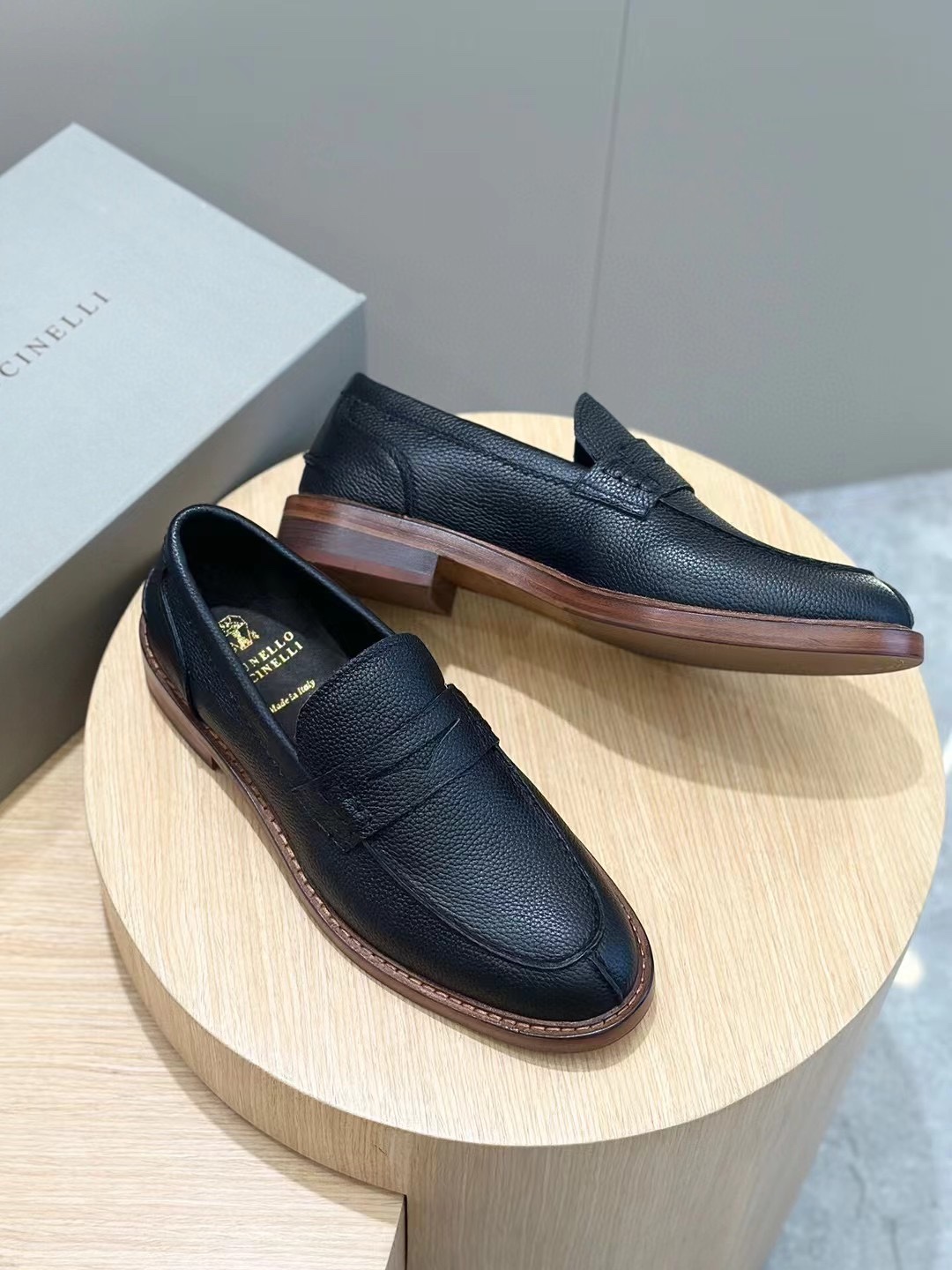 Brunello Cucineli Mocasines de ante para hombreLos materiales exquisitos se unen al grunge clásico d