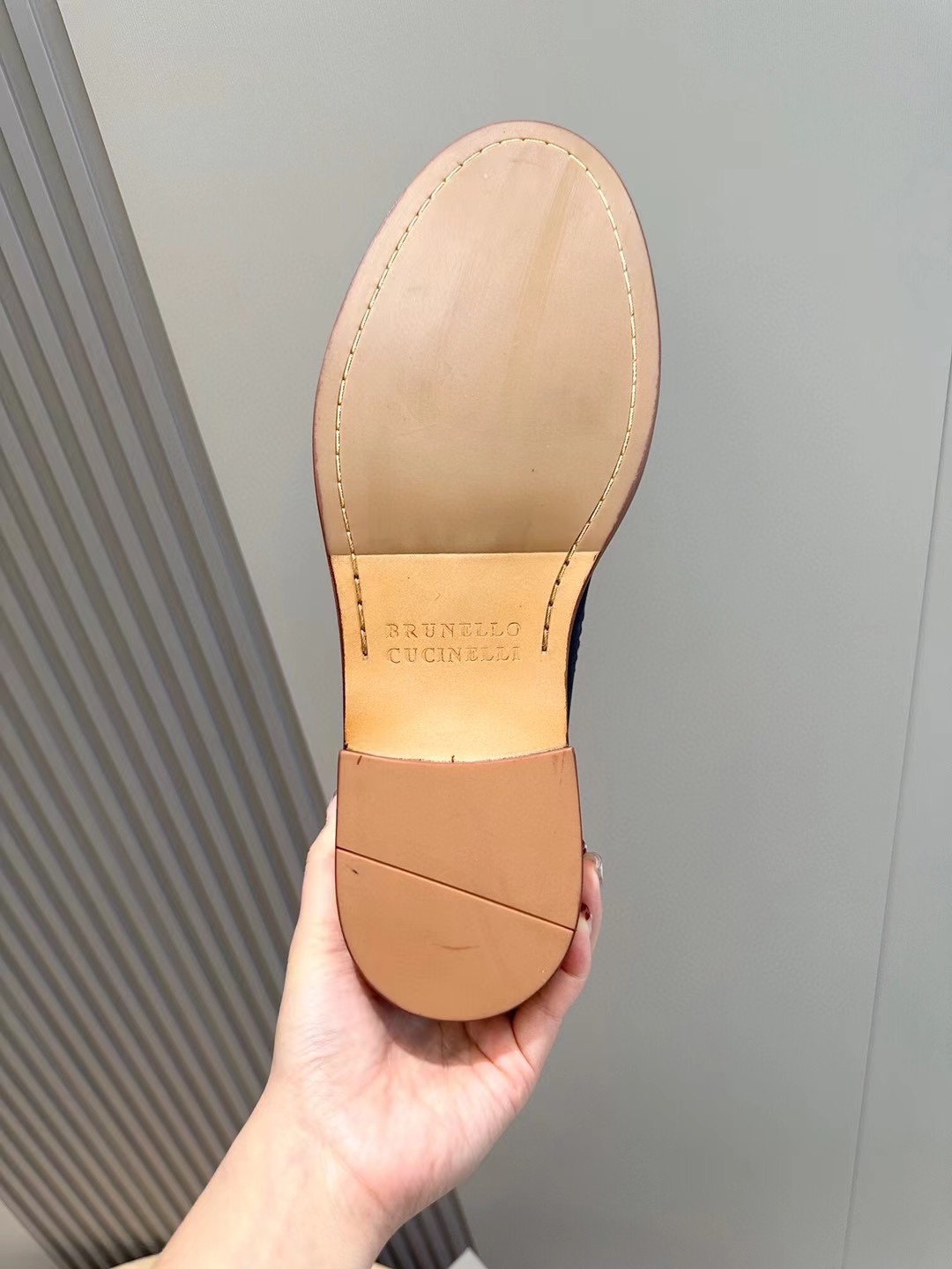 Brunello Cucineli Mocasines de ante para hombreLos materiales exquisitos se unen al grunge clásico d
