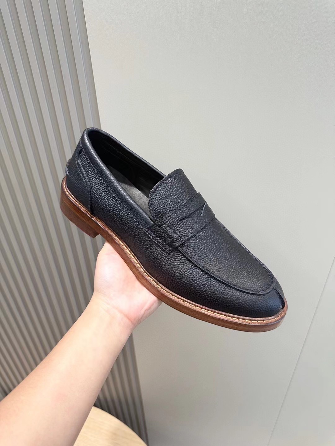 Brunello Cucineli Mocasines de ante para hombreLos materiales exquisitos se unen al grunge clásico d