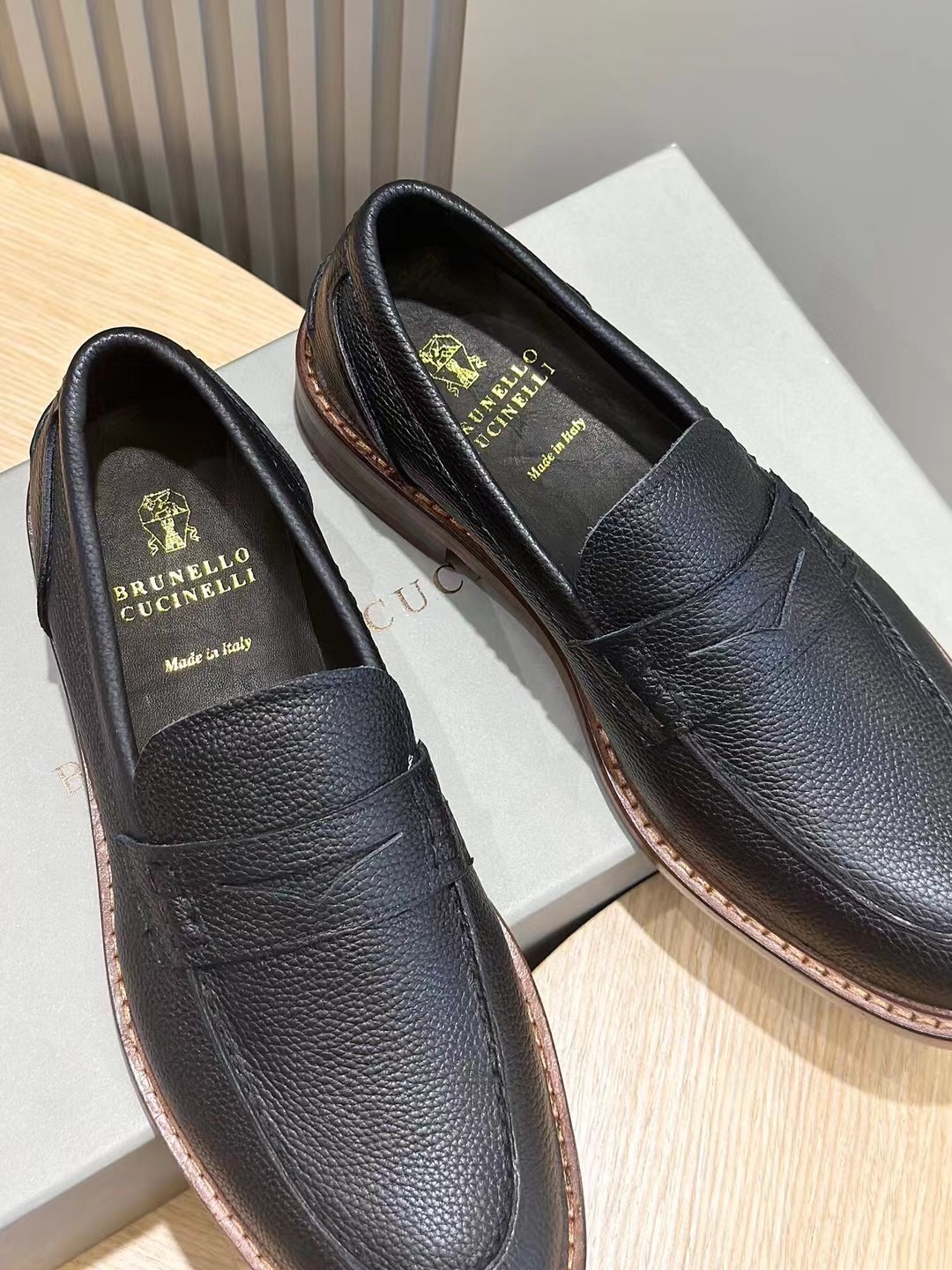 Brunello Cucineli Mocasines de ante para hombreLos materiales exquisitos se unen al grunge clásico d