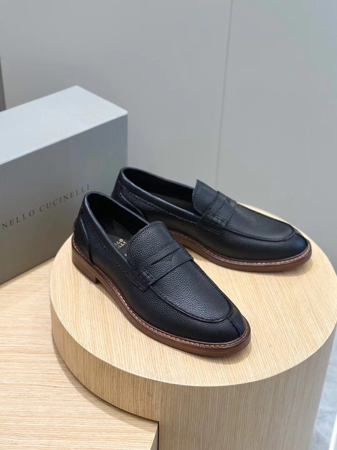 Brunello Cucineli Mocasines de ante para hombreLos materiales exquisitos se unen al grunge clásico d