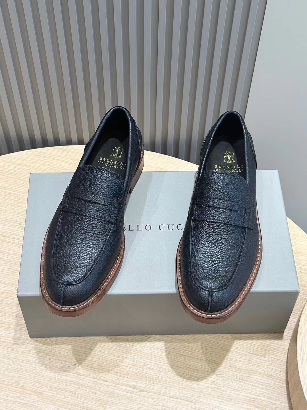 Brunello Cucineli Mocasines de ante para hombreLos materiales exquisitos se unen al grunge clásico d