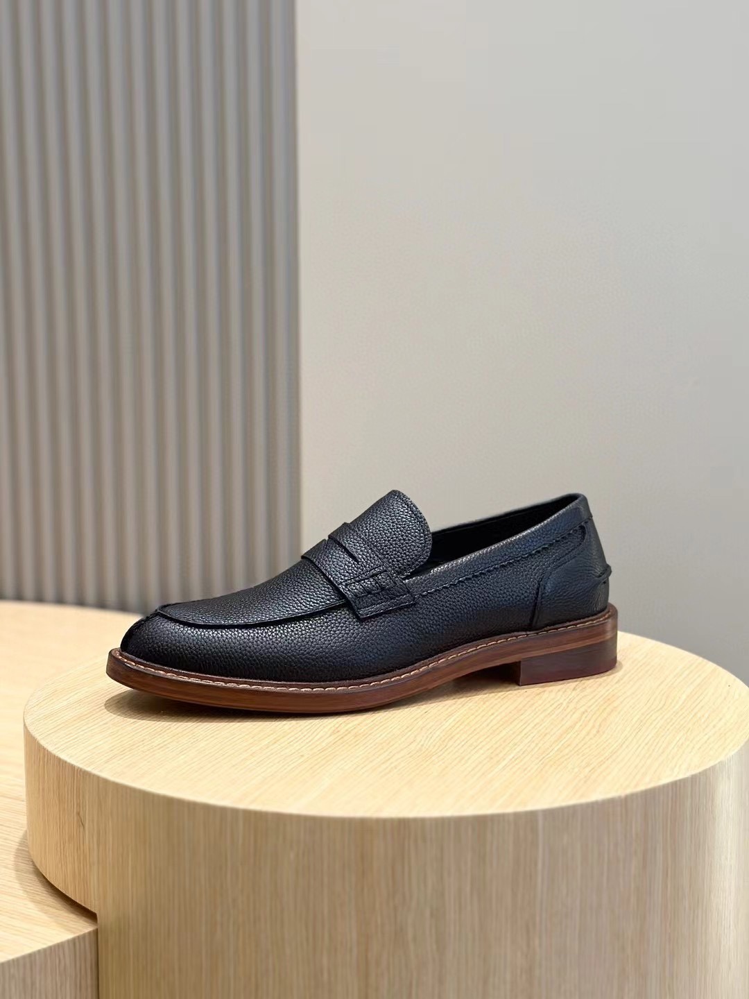 Brunello Cucineli Mocasines de ante para hombreLos materiales exquisitos se unen al grunge clásico d