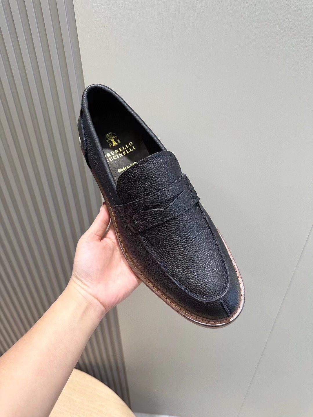 Brunello Cucineli Mocasines de ante para hombreLos materiales exquisitos se unen al grunge clásico d