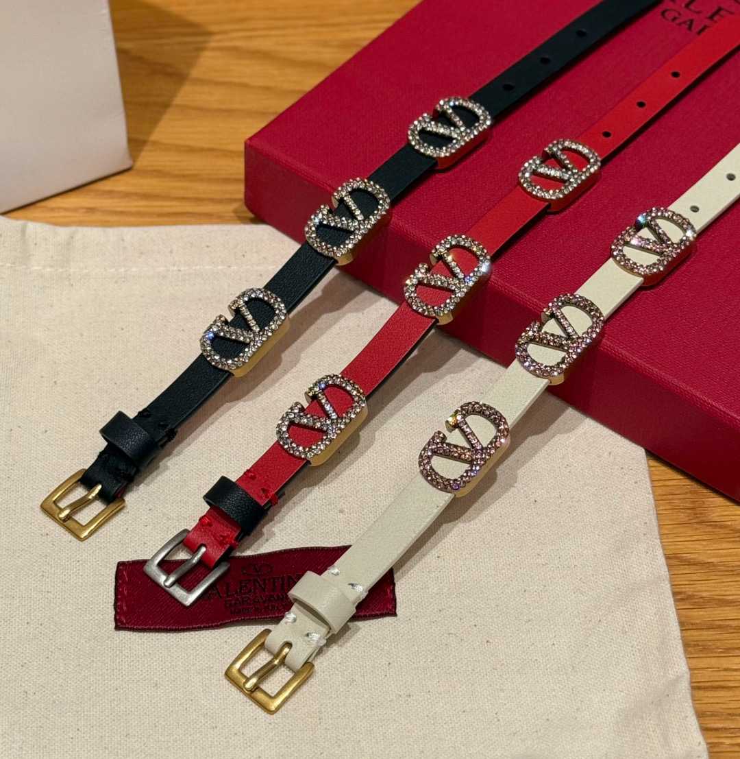 -华仑天奴新款皮革手环
金属镀钌logo，可调节饰带，搭扣顶端至三个孔眼中心长：19厘米.意大利🇮🇹制造