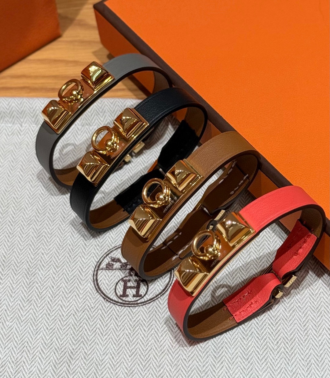 -Rivale 迷你手镯Swift小牛皮手镯，镀金扣金属件，Rivale 手镯推出全新“迷你”款式，精准