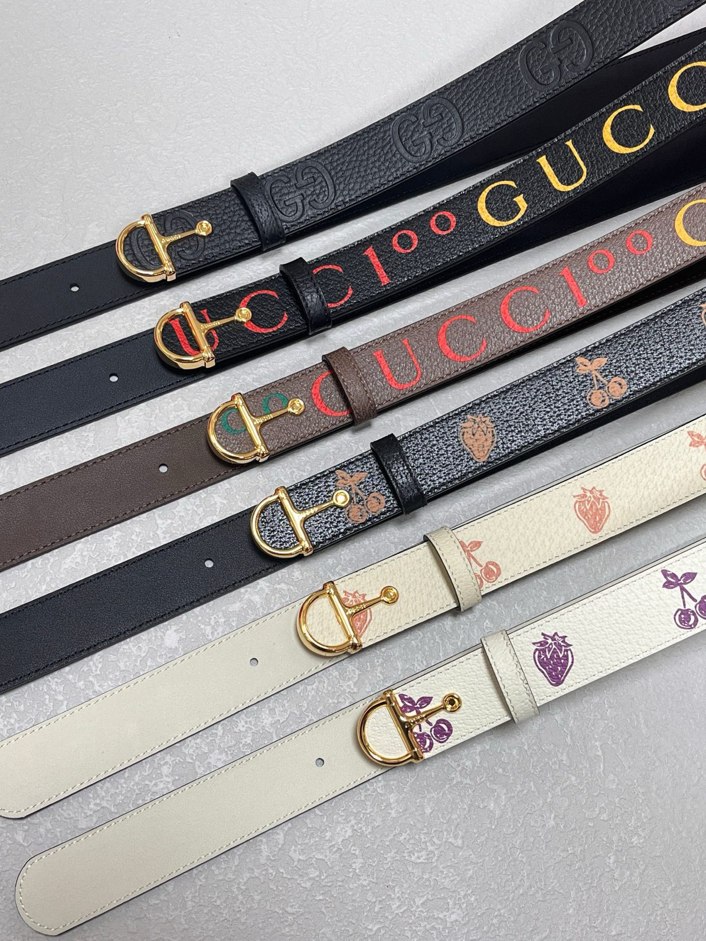 当季新款，春夏系列，品牌标志性的GG钻标识经重新诠释后，草莓，樱桃 印花咖色进口牛皮，以光彩夺目的调呈现