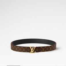 LOUIS VUITTON 2.5cm宽经典皮带,采用标志性Monogram设计,搭配抛光钢质LV字母扣。精选牛皮材质, LOUIS VUITTON 2.5cm宽经典皮带,采用标志性Monogram设计,搭配抛光钢质LV字母扣。精选牛皮材质,