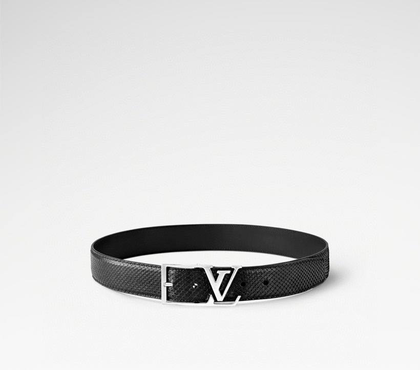 LV Skyline 3.4宽皮带在正面和中央显示House Initials,将它们与哑光银色的角扣结合在一起。由黑色 LV Skyline 3.4宽皮带在正面和中央显示House Initials,将它们与哑光银色的角扣结合在一起。由黑色