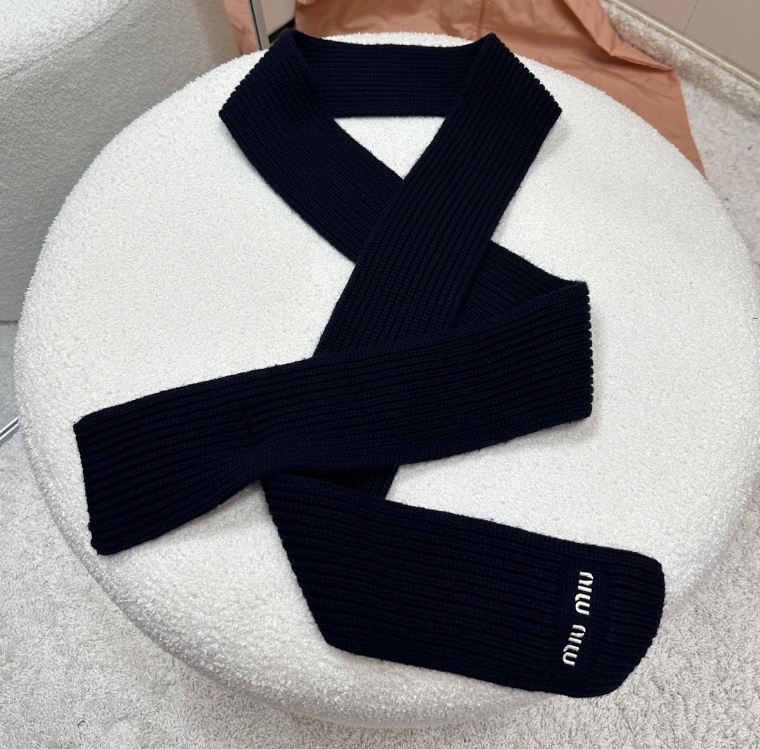 NO:534660,Miu's new scarf is really cost-effective. It's really good to plant grass for you~ The length is 2 circles and can tie a knot in length. Two colors are available. Navy blue VS gray. Both look very good. Navy blue is more academic style~~ I love you!  Long 193CM.2 color large-scale real-life photos, miumiu, alexander wang19860909Miu新款围巾 性价比真的高给你们种草一下下~长度是绕2圈还能打一个结的长度两个配色 藏蓝色VS灰色 都很好看 藏蓝色更学院风~~爱了爱了！长193CM.2色大货实拍,,miumiu,alexander wang,Women's clothing