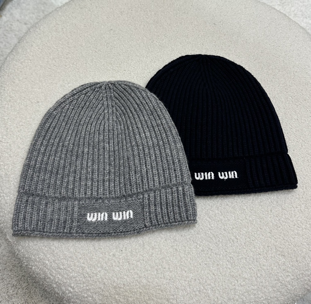 NO:534665,Hat) Miu25's new product must-have hats for winter! It is warm and has a winter atmosphere and thickness, very warm! The brain will not get cold when blowing in winter! Wool fabric feels soft, elastic and comfortable, and it is not easy to fall off and not slimming when worn. Butterfly dances wool blended knitted hat! A matching artifact that fashionable people cannot miss, with both concave shapes and warm! Wool fabric feels soft, huge and versatile, classic colors, and excellent matching clothes. Elastic and comfortable, it is not easy to fall off and not slimming when worn. 2 colors real shots, miumiu, hats, alexander wang19860909帽子）Miu25新品入冬必备的帽子来了! 暖呼呼的格外有冬日氛围有厚度,很暖! 冬天脑瓜不会吹风受凉啦! 羊毛面料手感柔软,弹力舒适,戴起来不易掉也不勒头 蝶时舞羊毛混纺针织帽! 时髦精们不能错过的搭配神器,凹造型保暖兼备!羊毛面料手感柔软 巨巨巨百搭,经典色系,搭配衣服绝了 弹力舒适,戴起来不易掉也不勒头.2色大货实拍,,miumiu,hats,alexander wang,Women's clothing