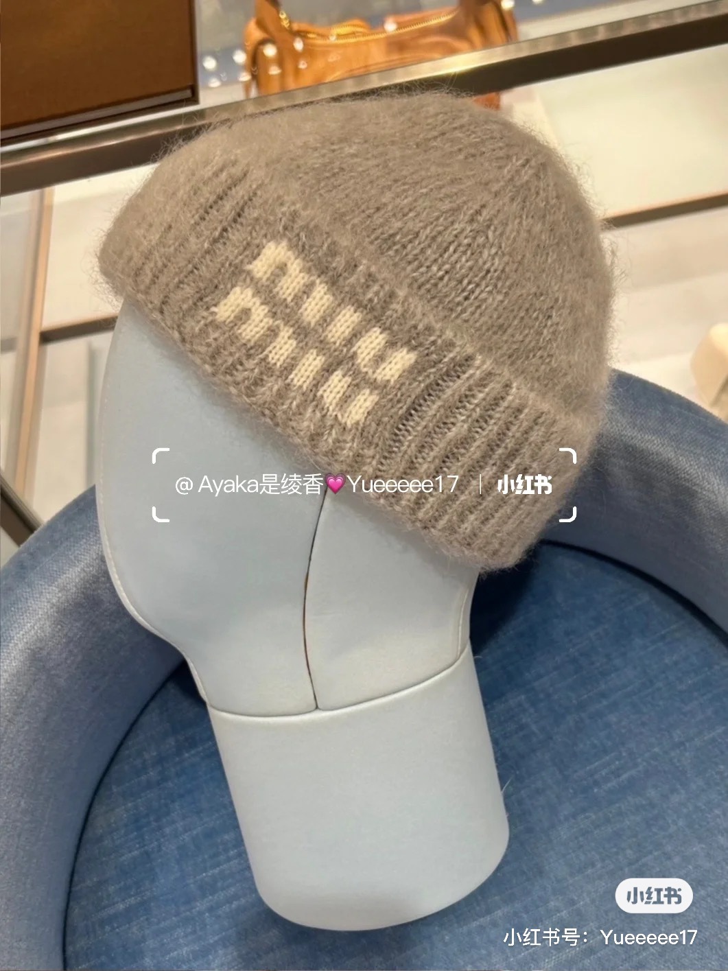 NO:561273,Miu's new must-have hat for winter is here! It's very warm, has a winter atmosphere, is thick, and is very warm! In winter, your head won't get cold due to the wind! The cashmere fabric feels soft, stretchy and comfortable, and it won't fall off easily or strangle your head when worn. It's a matching tool that fashionistas can't miss. The concave shape is both warm and warm! The woolen nylon fabric is huge and versatile, and has classic colors, perfect for matching clothes.  It is elastic and comfortable, and will not fall off easily or strangle your head when worn. Popular items at the counters, miumiu, hats, alexander wang19860909Miu新品入冬必备的帽来了! 暖呼呼的格外有冬日氛围有厚度,很暖! 冬天脑瓜不会吹风受凉啦! 羊绒面料手感柔软,弹力舒适,戴起来不易掉也不勒头 时髦精们不能错过的搭配神器,凹造型保暖兼备!羊毛尼面料 巨巨巨百搭,经典色系,搭配衣服绝了 弹力舒适,戴起来不易掉也不勒头.专柜同步爆款,,miumiu,hats,alexander wang,Women's clothing
