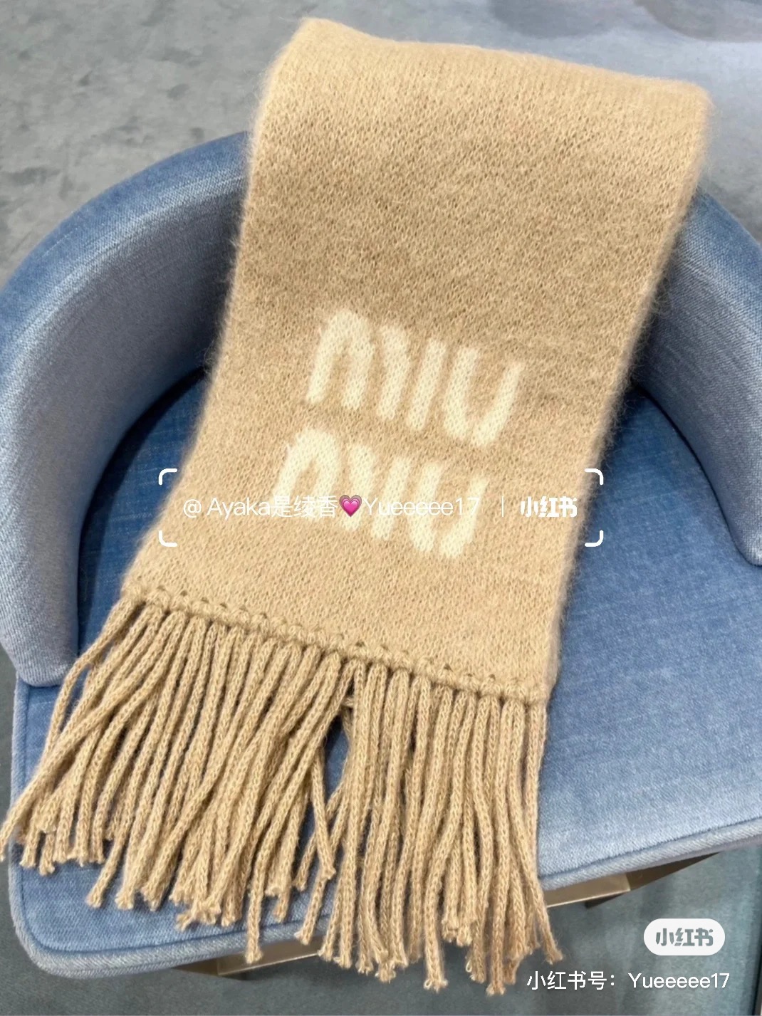 NO:561296,Miu*iu new autumn and winter mohair wool blended cashmere lazy scarf丨originally developed!  High quality production!  Carefully made of mohair fabric, loose cut with stand-up collar, unique. Decorated with letters, it is more refined and can be matched with this series of clothing to show elegance and charm. Ready in stock. 2 colors, length 228 cm, width 22cm, available at the counter, miumiu, alexander wang19860909Miu*iu 秋冬新款 马海毛羊毛混纺羊绒懒惰围巾丨原版开发！高版出品！采用马海毛面料精心制作,宽松剪裁搭配立领、别具一格.饰以字母更显精致,可与该系列服饰搭配,彰显优雅魅力.现货.2色长228 cm,宽22cm专柜同步,,miumiu,alexander wang,Women's clothing