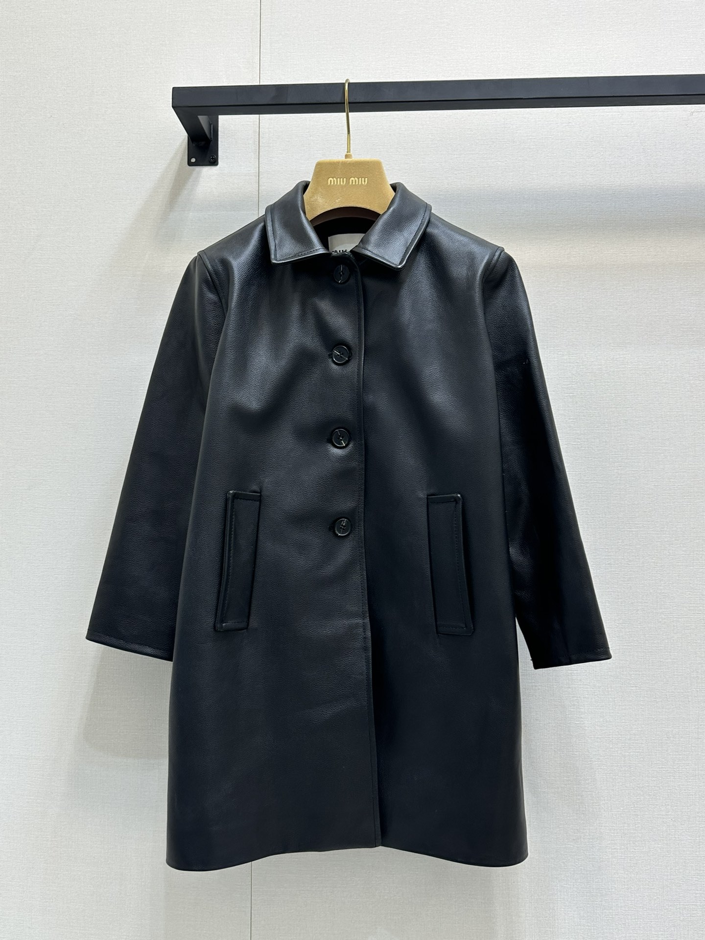 NO:508196,It is equipped with a dust bag Miu autumn and winter new cowhide jacket, and the mid-length cowhide jacket is integrated with unique texture and texture. The classic black is high-end and outdated. The back is decorated with a brand logo, adding iconic elements. The overall upper body is elegant and retro, and it looks white. It is really special and has a good feel, with a solid texture, and the details of the whole dress are in place!  SML big-ticket real shots, miumiu, jackets & coats, jackets & coats, cowhide, alexander wang19860909配防尘袋miu秋冬新品牛皮夹克外套,中长款牛皮外套 同时融入的独特纹理和质感.经典黑色高级不过时 后背饰有品牌徽标,增添标志性元素.整体上身大气又很复古,而且显白.真的特别的有感觉,手感也好,纹理扎实,整个衣服细节到位！SML大货实拍,,miumiu,jackets & coats,jackets & coats,cowhide,alexander wang,Women's clothing