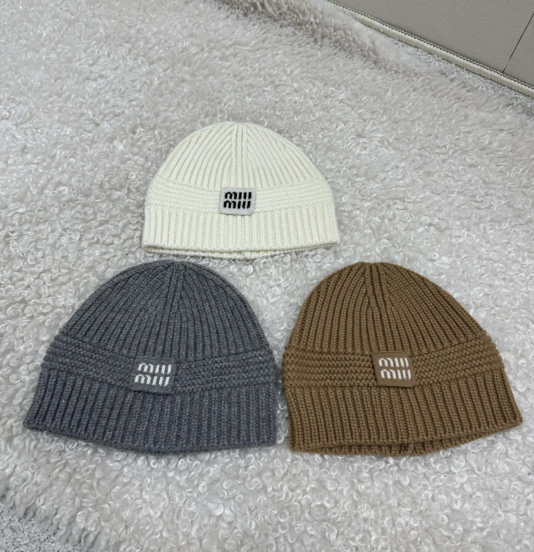 NO:544602,Miu's new product must-have hats for winter! It is warm and has a winter atmosphere and thickness, and is very warm! Your brain won't get cold when you blow in the winter! Cashmere fabric is soft and elastic and comfortable, and it is not easy to fall off and not slim when worn. A matching artifact that fashionable people cannot miss, which is both warm and warm! Wool Ni fabric is huge and versatile, classic color, and perfect for matching clothes. It is elastic and comfortable, and it is not easy to fall off and not slim when worn. Real photos of large products, miumiu, hats, alexander wang19860909Miu新品入冬必备的帽来了! 暖呼呼的格外有冬日氛围有厚度,很暖! 冬天脑瓜不会吹风受凉啦! 羊绒面料手感柔软,弹力舒适,戴起来不易掉也不勒头 时髦精们不能错过的搭配神器,凹造型保暖兼备!羊毛尼面料 巨巨巨百搭,经典色系,搭配衣服绝了 弹力舒适,戴起来不易掉也不勒头.大货实拍,,miumiu,hats,alexander wang,Women's clothing