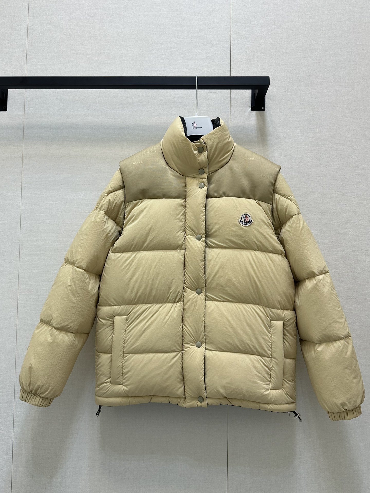 NO:508127,The new Verone down jacket with dust bag Moncler cover is really a god! It has created four new ways to wear! Double-sided wear + detachable sleeve edges! Buff full! Paired with drawstring waist design! It completely realizes the willfulness and easy-to-wear! The color and material of the inner and outer fabrics are different! The style can also be varied! Practical and matching are full! I really love it! The same style for men and women! 2 colors 1-2-3 large products, Moncler, down jacket, alexander wang19860909配防尘袋Moncler蒙口新款Verone羽绒服真是神中神!打造出了四种全新穿法!双面可穿+可拆卸袖边!Buff叠满!搭配抽绳收腰设计!更是完全实现了任性随心搭!内外面料颜色材质都有所不同!风格也可以变化多端!实用性搭配性拉满!真的太爱了! 男女同款哦! 2色1-2-3大货实拍,,Moncler,down jacket,alexander wang,Women's clothing