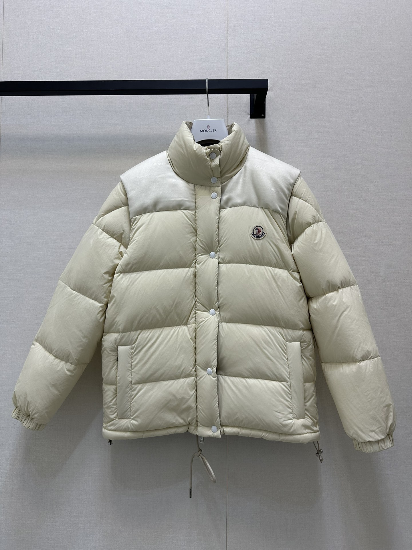 NO:508123,The new Verone down jacket with dust bag Moncler cover is really a god! It has created four new ways to wear! Double-sided wear + detachable sleeve edges! Buff full! Paired with drawstring waist design! It completely realizes the willfulness and easy-to-wear! The color and material of the inner and outer fabrics are different! The style can also be varied! Practical and matching are full! I really love it! The same style for men and women! 2 colors 1-2-3 large products, Moncler, down jacket, alexander wang19860909配防尘袋Moncler蒙口新款Verone羽绒服真是神中神!打造出了四种全新穿法!双面可穿+可拆卸袖边!Buff叠满!搭配抽绳收腰设计!更是完全实现了任性随心搭!内外面料颜色材质都有所不同!风格也可以变化多端!实用性搭配性拉满!真的太爱了! 男女同款哦! 2色1-2-3大货实拍,,Moncler,down jacket,alexander wang,Women's clothing