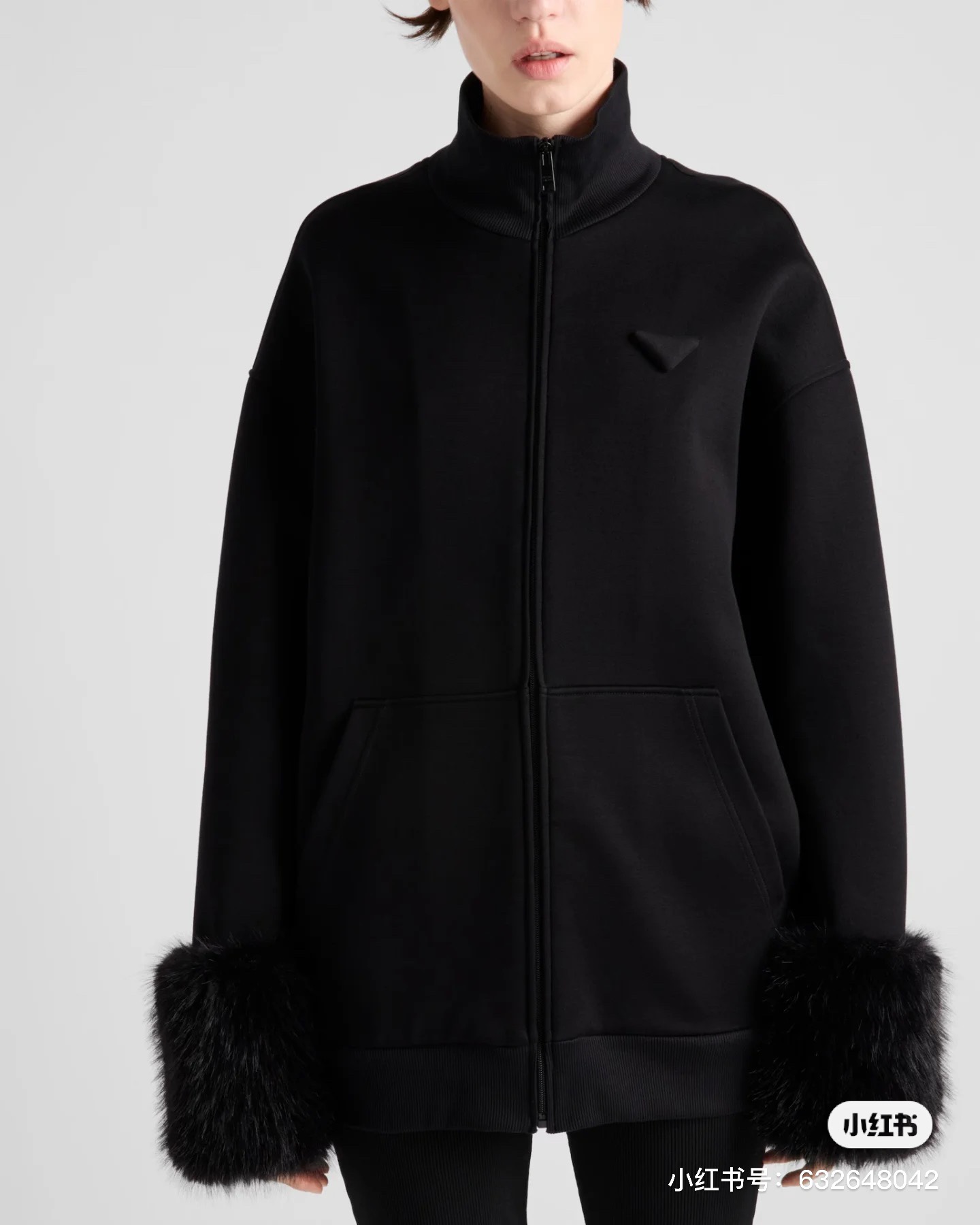 NO:316792,Batch (coat) Batch (skirt) 24 Autumn and Winter New Prad* Technology Plush Hand-sleeved Long Jacket Customized YB imported air cotton material Smooth and thick Characteristics Comfortable and warm Small stand-alone zipper long jacket style Easy to put on and off Dresses can be worn The plush splicing on the chest triangular logo cuffs are highlights Fixed plush design enhances the diversity of matching The set of upper body is cute and noble The style of the celebrity style stands out, practical hand warming in the pocket The best choice for casual dates in autumn and winter Customized face accessories Accurate version High-version Official website, Prada, skirts, jackets & coats, alexander wang19860909批（外套）批（半裙）  24秋冬新款Prad*科技毛绒手袖长款外套 定制YB进口空气全棉材质 光滑厚实 特性舒适保暖 小立领拉链长外套版型 穿脱方便 可做连衣裙穿搭 胸前三角徽标袖口毛绒拼接为亮点 固定毛绒设计提升搭配多样性 成套上身可爱又贵气 名媛格调立显 插兜实用暖手 秋冬休闲约会的不二之选 定制面辅料 认准版本 高版本 官网,,prada,skirts,jackets & coats,alexander wang,Women's clothing