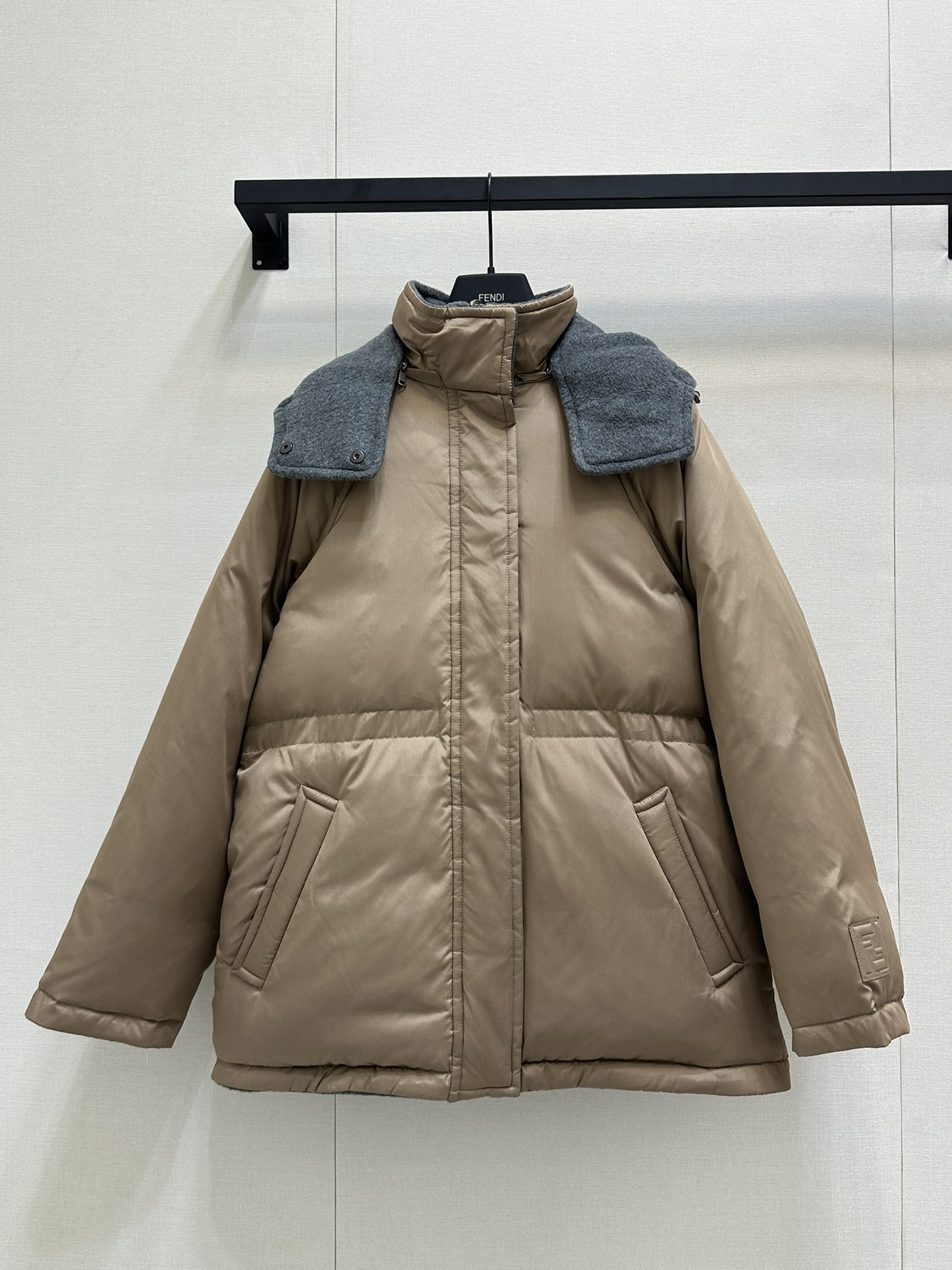 NO:508129,With a dust bag Findi double-sided down jacket. The new best brown-purple color scheme is a very warm down jacket with low-key and high-end classic style. One side is a custom made and detailed fleece fabric, a rare one with three-dimensional tailoring! Super warm [color] soft, delicate and warm national standard 90 white duck down thick and warm, super stylish. A must-have for winter SML large-scale real shot, down jacket, alexander wang19860909配防尘袋Findi双面穿经典版型羽绒服.新款最好看的棕紫色配色 很保暖的一款羽绒服低调又高级经典造型 一面是定制细致摇粒绒面料 剧保暖 定位立体剪裁不可多得的一款!超保暖[色]柔软细腻巨保暖的国标90白鸭绒厚实保暖超有型.冬季必备款 SML大货实拍,,down jacket,alexander wang,Women's clothing