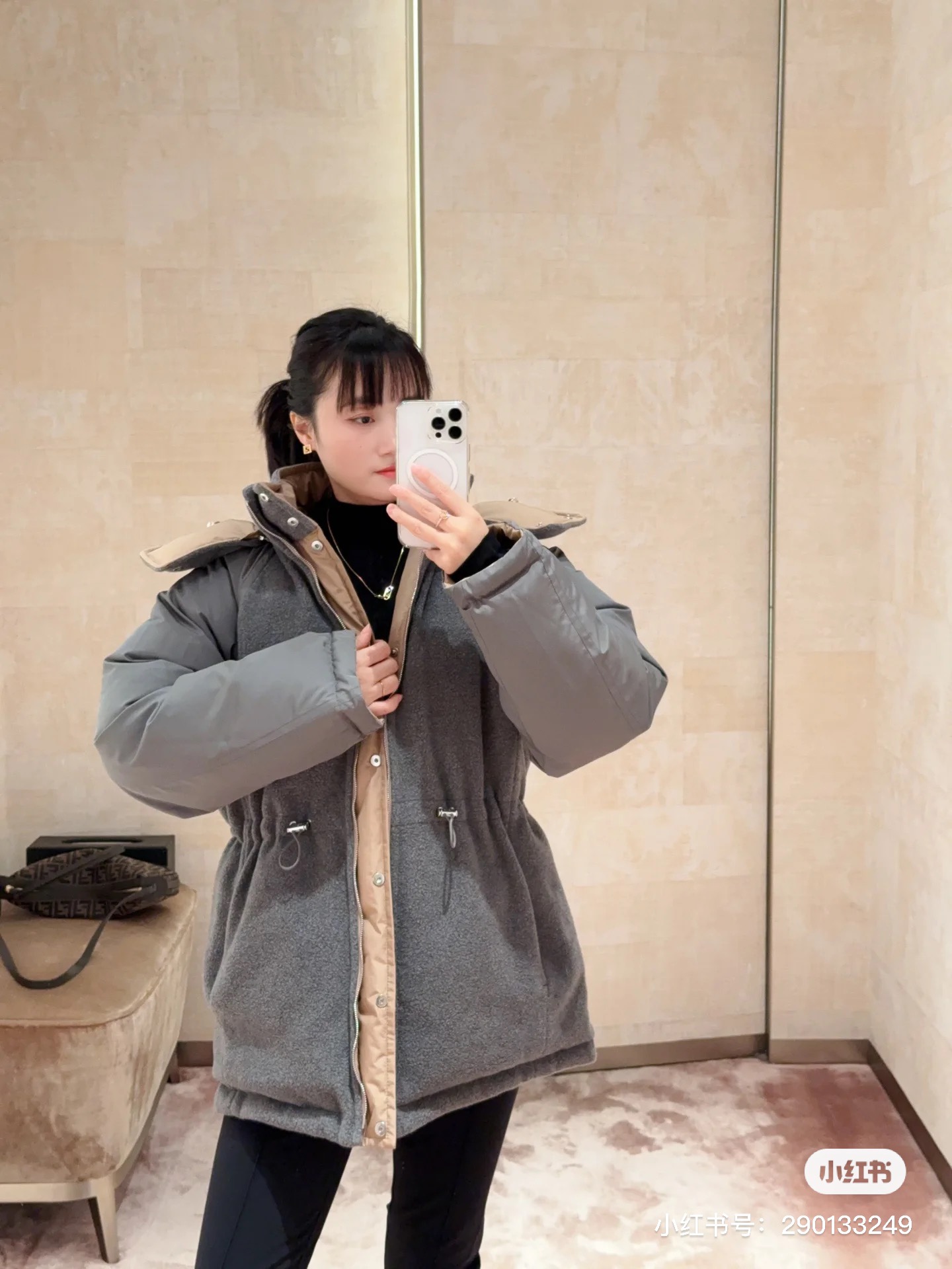 NO:508130,Findi wears a classic style down jacket on both sides. The new best brown and purple color scheme is a very warm down jacket with low-key and high-end classic style. One side is a custom made and detailed fleece fabric, which is a rare model with three-dimensional tailoring! Super warm [color] soft, delicate and warm national standard 90 white duck down thick and warm, super stylish. A must-have for winter SML, down jacket, alexander wang19860909Findi 双面穿经典版型羽绒服.新款最好看的棕紫色配色 很保暖的一款羽绒服低调又高级经典造型 一面是定制细致摇粒绒面料 剧保暖 定位立体剪裁不可多得的一款!超保暖[色]柔软细腻巨保暖的国标90白鸭绒厚实保暖超有型.冬季必备款 SML,,down jacket,alexander wang,Women's clothing