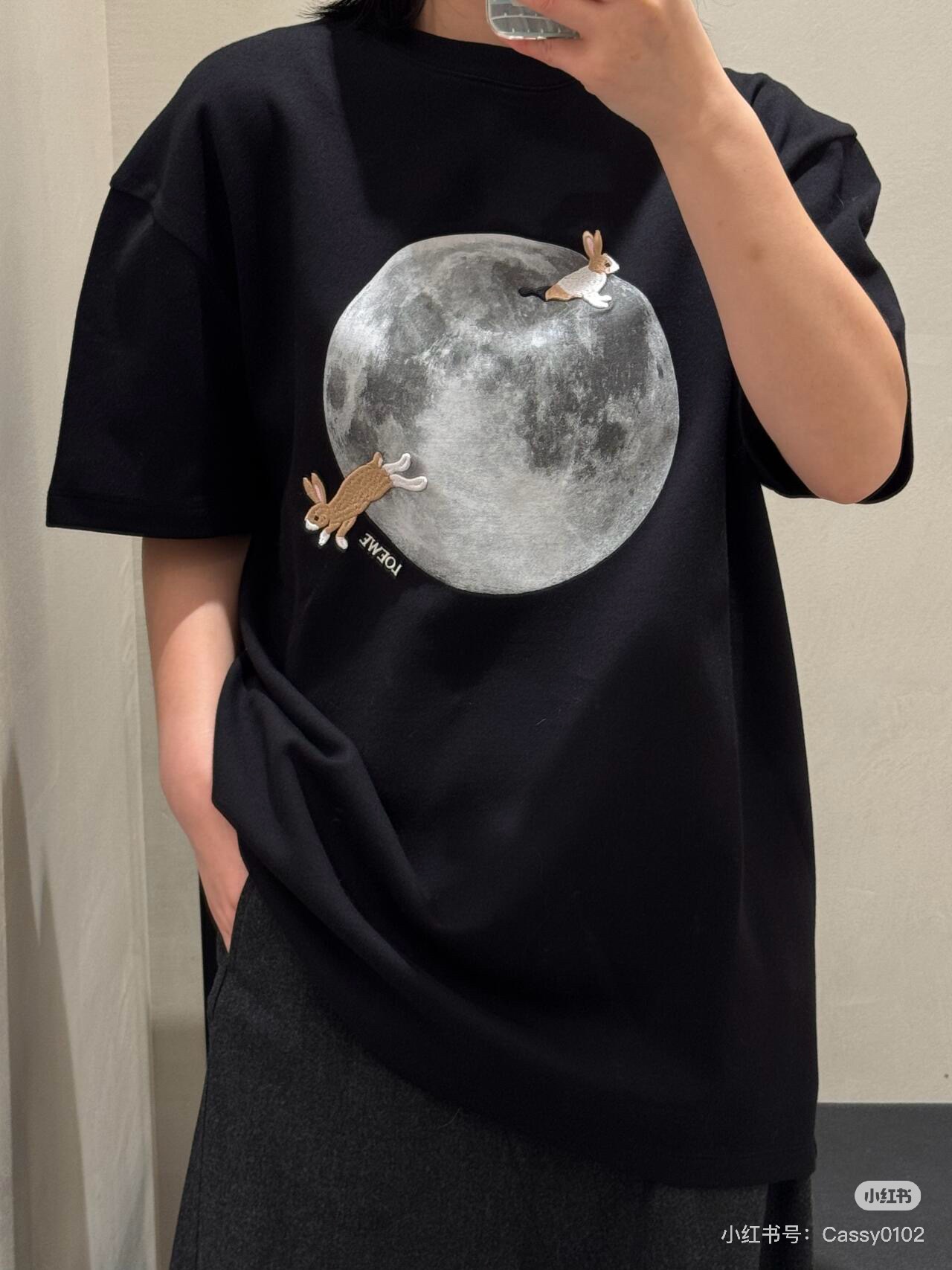 NO:297821,Loew*2025 new products, round neck embroidered short sleeves, customized YB twill cotton, breathable and comfortable, full texture, loose short-sleeved T-shirt cut, highlighting the brand style, made of gram-weight pure cotton, slightly elastic, presenting a slim visual effect, moon print on the chest and embroidery crafts rabbit, presenting an advanced and playful fashion sense, black and white classic color matching creates a personal style, full of creativity, brand high-end design sense, single wear and inner wear is brilliant and fashionable, same style, custom face accessories, accurate version, high-end version, 2 colors,,loewe, T-shirt,tees, t-shirt,alexander wang19860909批Loew*2025新品 圆领刺绣短袖 定制YB斜纹全棉材质 透气舒适 质感十足 宽松短袖T恤裁剪 凸显品牌格调 采用克重纯棉制成 略带有弹力 呈现显瘦视觉效果 胸前月球印花搭配刺绣工艺小兔子 呈现出超前又俏皮的时尚感 黑白经典配色打造个性风格 充满创意 品牌高级设计感拉满 单穿内搭都出彩时髦 男女同款 定制面辅料 认准版本 高版本 2色,,loewe,T-shirt,tees，t-shirt,alexander wang,Women's clothing