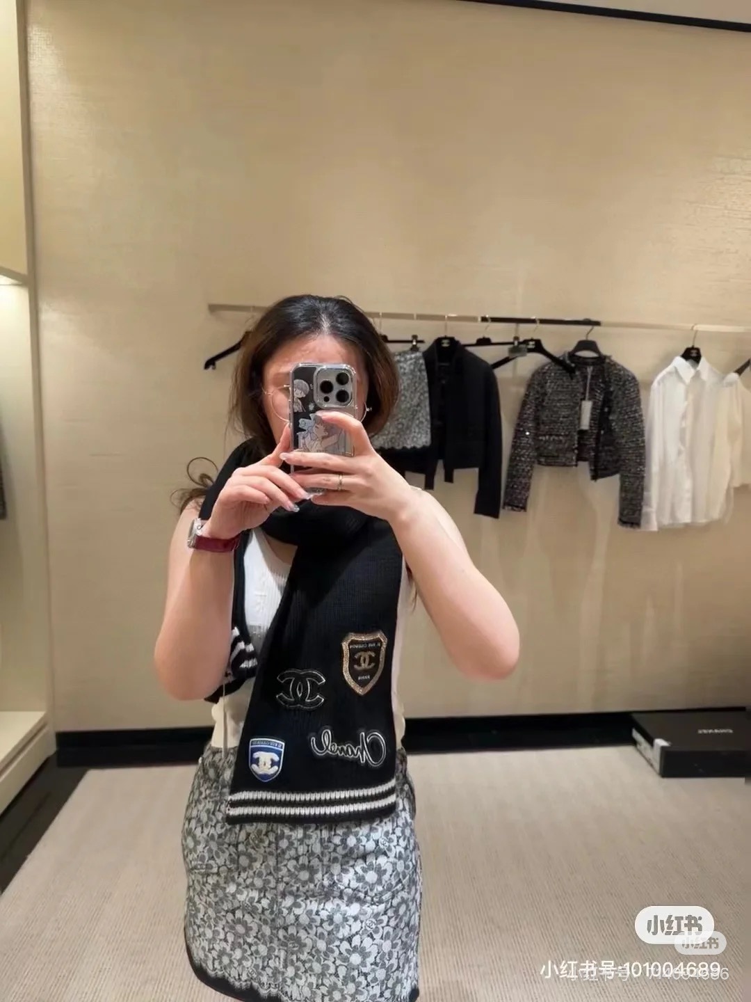 NO:314298,Chanel Chanel Badge Scarf Exquisite and exquisite various badges with striped edges and threads closed knitted cashmere fabrics are comfortable to touch, high fluffy British Academy style, keep one if you like or not, and start what you want to buy sooner or later; it’s very warm; something you must use in winter, and a scarf is as warm as a cotton jacket!!! This is a small fragrant pure cashmere scarf Chong Chong Chong Chong Chong, Chanel, Chanel, Alexander wang19860909Chanel 香奈儿徽章围巾 精精致的各类徽章条纹边螺纹收口针织羊绒面料手感舒适 蓬松度高英伦学院风 喜欢不喜欢的都要留一条,早晚要买的东西就赶快下手;巨暖;冬天一定要用得上的东西,一条围巾的保暖程度低得上一件棉袄了!!!这可是小香纯羊绒围巾啊 冲冲冲,,chanel,chanel,alexander wang,Women's clothing