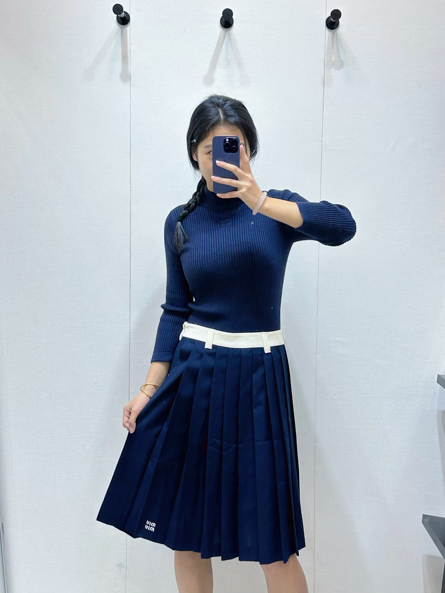 NO:314967,Batch MiuMi*24Fw autumn and winter new style logo embroidered logo knitted sweater丨Original development!  High-end production!  High-end fashionable basic items that simplify the complexity. The whole clean color is decorated with letters and logo embroidery on the front chest. The slim fit style, base or single wear. It uses a wool fabric with excellent feel, soft and texture, and is comfortable for the upper body. Spot SML,,miumiu,sweaters,alexander wang19860909批 MiuMi*24Fw秋冬新款 logo刺绣徽标针织毛衣丨原版开发！高版出品！化繁为简的高阶时髦基础单品,在整幅净色视觉上于前幅胸口饰以字母徽标刺绣点缀.修身版型,打底或单穿都可.采用手感极佳羊毛面料,柔软有质感,上身亲肤舒适.现货 SML,,miumiu,sweaters,alexander wang,Women's clothing