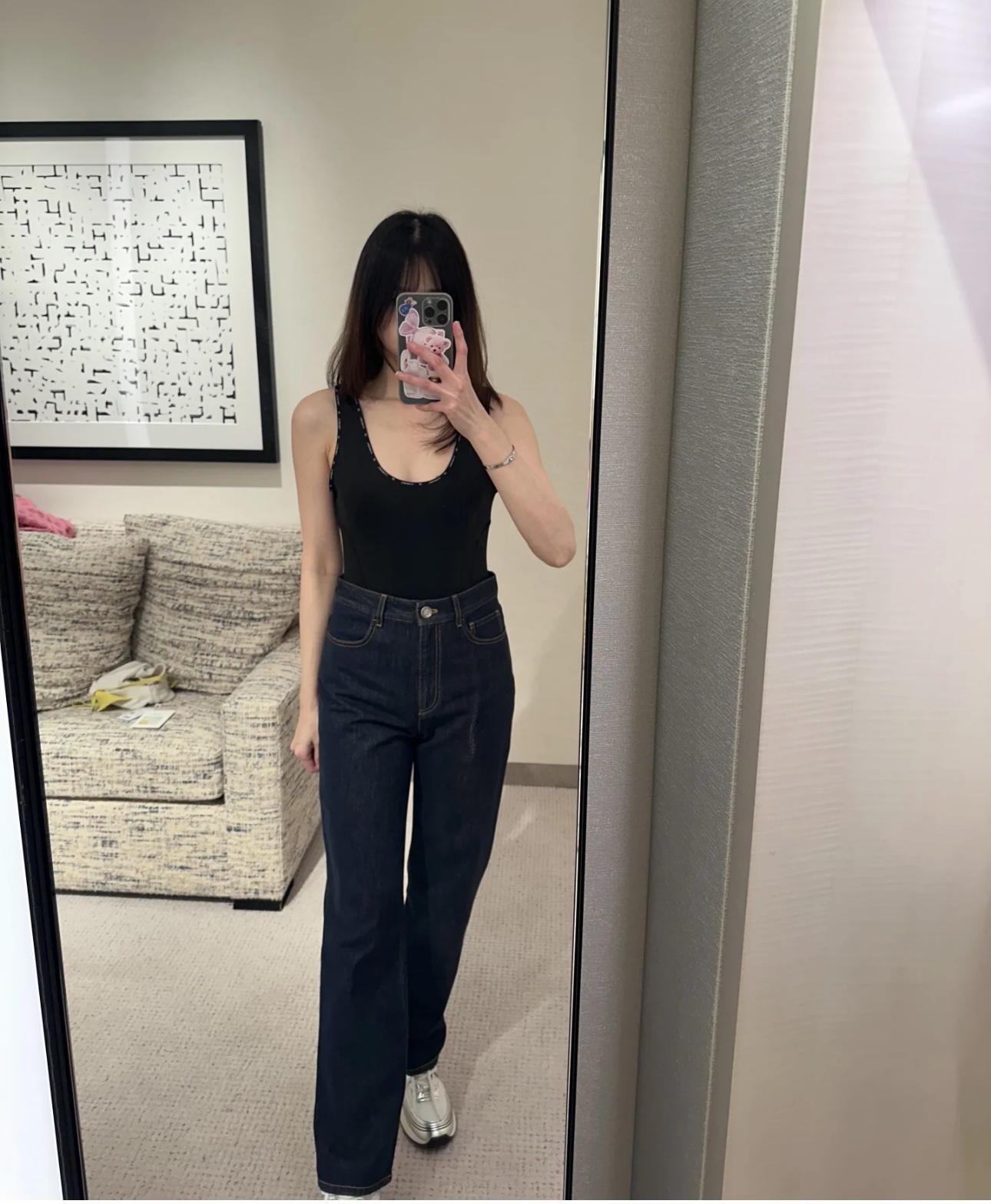 NO:308769,Crack Chane* 25C ​​early spring new style retro pocket denim jeans trousers丨Original development!  High-end production!  Multiple enzyme washing process to create a uniform dark blue feeling. The back pocket embroidered double C logo highlights the brand style. The style outlines the proportion of long legs and increases the styling. Easy to highlight the fashionable and fashionable style. The series of products are available in stock. SML, chanel, alexander wang19860909批Chane* 25C早春新款 复古口袋丹宁牛仔长裤丨原版开发！高版出品！多重酵素水洗工艺处理 打造均匀深蓝感 后侧口袋刺绣双C徽标彰显品牌格调 版型勾勒长腿好比例 增加造型感 轻松突出时髦洋气风格 系列产品都有出,现货 SML,,chanel,alexander wang,Women's clothing