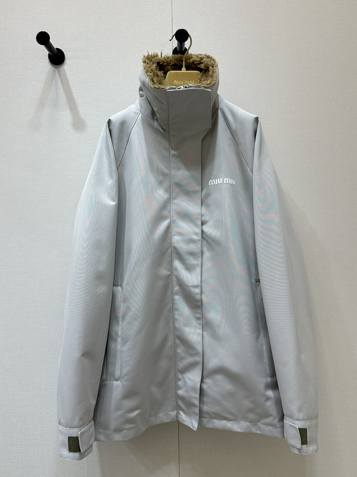 NO:549779,Miu's new product is on the shelves. Original development, stand-up jacket jacket, custom YB imported charge nylon material, crisp and stylish, high-quality texture, stand-up collar spliced ​​lamb velvet design, invisible zipper lace, reflecting the sense of detail, Velcro breast brand letter label embroidery, showing the tone, cuff Velcro closes, showing the sporty and fashionable style, convenient shape of double-sided pockets, back splicing processing, increase the sense of layering, outdoor charge jacket loose style, show fashion charm whether it is daily leisure or outdoor sports, fall and winter layering is more fashionable, customized surface accessories, accurate version, high-version SML large-scale real shot,,miumiu, jackets & coats, jackets & coats, alexander wang19860909Miu新品上架 原版开发,立领夹克冲锋衣外套 定制YB进口冲锋尼龙材质 挺括有型 质感上乘 立领拼接羊羔绒设计 隐形拉链衣襟 体现细节感 魔术贴胸前品牌字母标签刺绣 彰显调性 袖口魔术贴收口 尽显运动时髦格调 双侧口袋便捷造型 背后拼接处理 增加层次感 户外冲锋外套宽松版型 无论日常休闲还是户外运动都能展现时尚魅力 秋冬叠穿更为洋气 定制面辅料 认准版本 高版本 SML大货实拍,,miumiu,jackets & coats,jackets & coats,alexander wang,Women's clothing