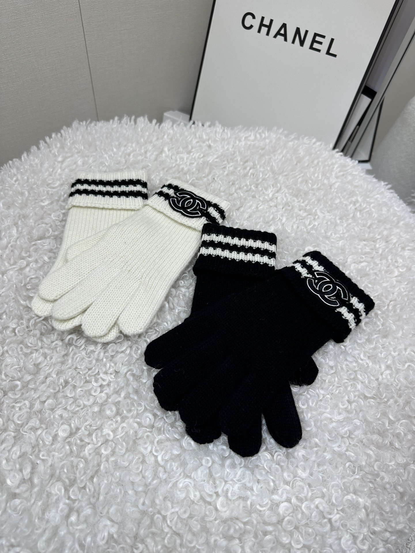 NO:314324,(gloves, embroidered style) (gloves, jacquard style) (hats) (scarf) real shot of large goods series, gloves, hats, alexander wang19860909（手套 刺绣款）（手套提花款）（帽子）（围巾） 大货实拍 系列款,,gloves,hats,alexander wang,Women's clothing