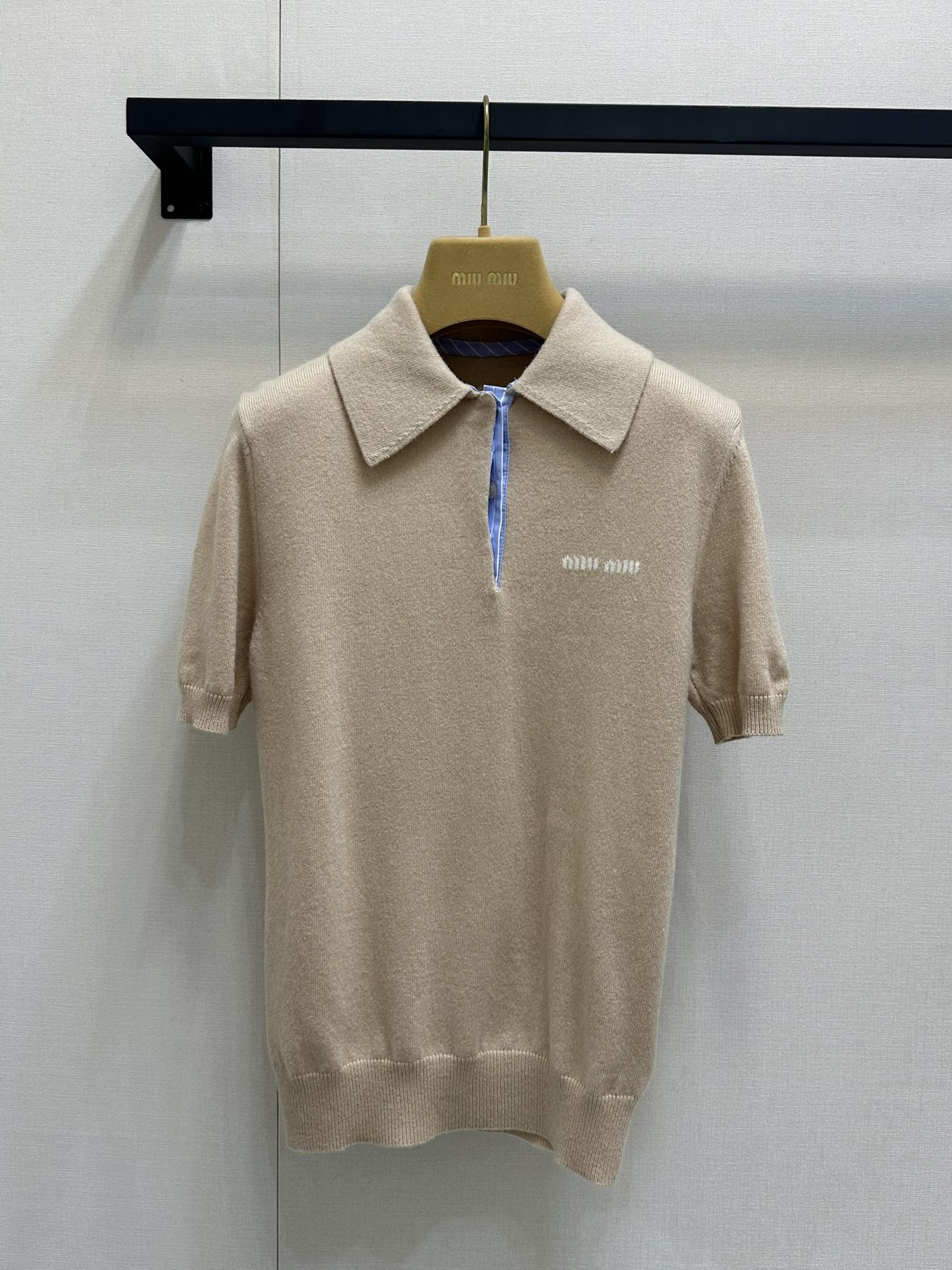 NO:297790,Batch Miu Mi* 25Ss early spring new model, micro-label letter embroidered short-sleeved knitted polo shirt丨Original development!  High-end production!  Customized dyed original knitted yarn, soft and comfortable, extremely textured, universal item with a very textured temperament and age-reducing, full of details and texture at a glance. Paired with jeans or skirts. A rich girl's temperament. SML,,miumiu, skirts, jeans, T-shirt, alexander wang19860909批 Miu Mi* 25Ss早春新款 微标字母刺绣短袖针织polo衫丨原版开发！高版出品！定制定染原版针织纱线,手感柔软舒适,极具质感的万能单品 气质又减龄 一眼就是细节质感满满 搭配牛仔裤或者半裙 富家千金气质 现货 SML,,miumiu,skirts,jeans,T-shirt,alexander wang,Women's clothing