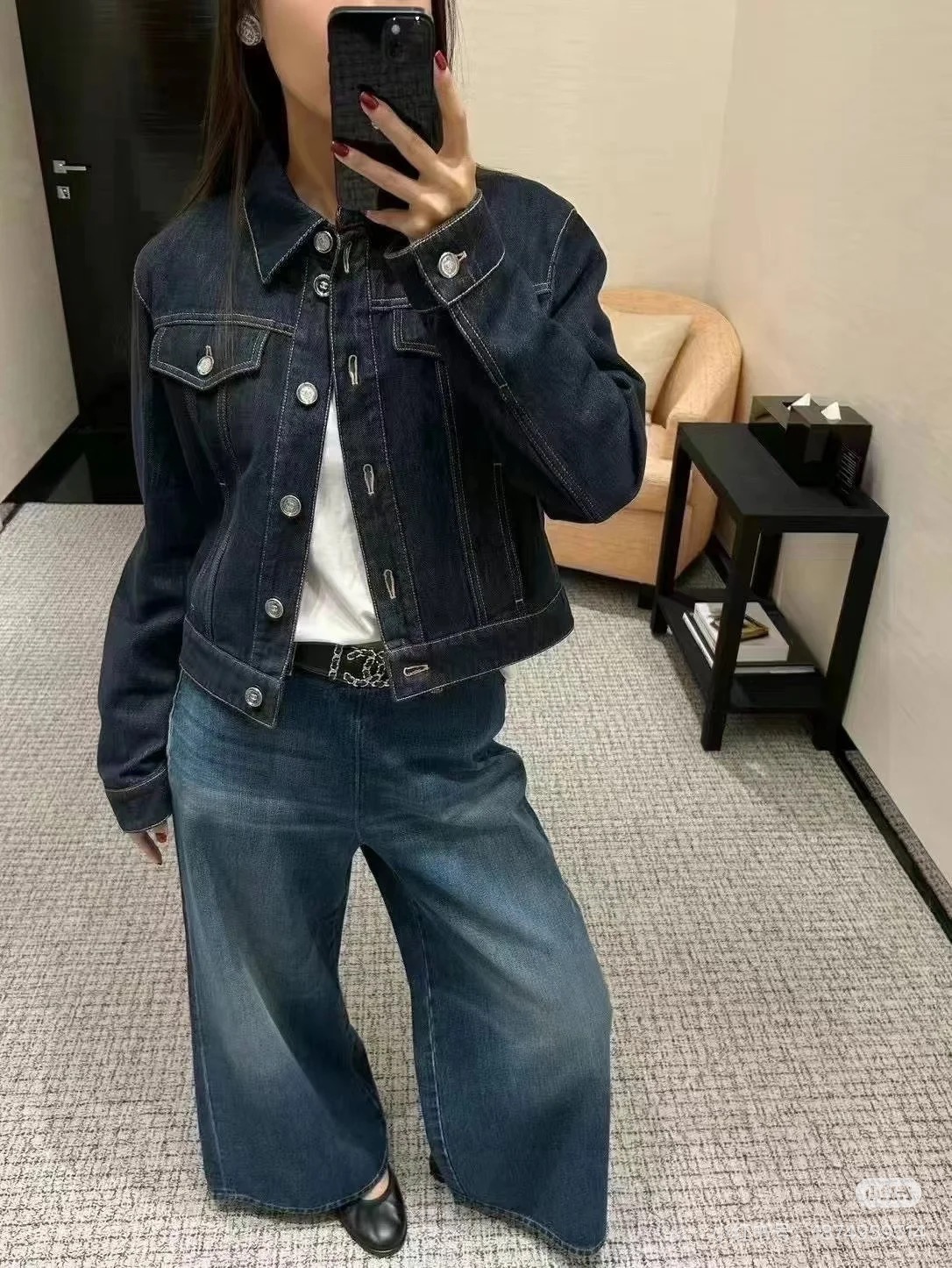 NO:314950,Chane* 24FW autumn and winter new model Xiaoxiang short denim jacket丨Original development!  High-end production!  Easy to easily make your clothes that are just right with jeans or short skirts, and easily make you look good in terms of body proportions. Whether you wear them alone or with long-sleeved tee, you can wear them with fashionable and layered details. The exquisite details make people love fashionistas should have a customized fabric that is textured!  Spot SML, chanel, skirts, jeans, jackets & coats, alexander wang19860909批Chane* 24FW秋冬新款 小香短款牛仔外套丨原版开发！高版出品！轻轻松松就能让你颜值开挂恰到好处的衣长搭配牛仔裤或短裙 轻松穿出好的身材比例 不管单穿或搭配长袖tee都能穿出时髦感和层次感满满精致的细节让人爱不释手时髦精们都应有一件定制面料 质感扛扛的！现货 SML,,chanel,skirts,jeans,jackets & coats,alexander wang,Women's clothing