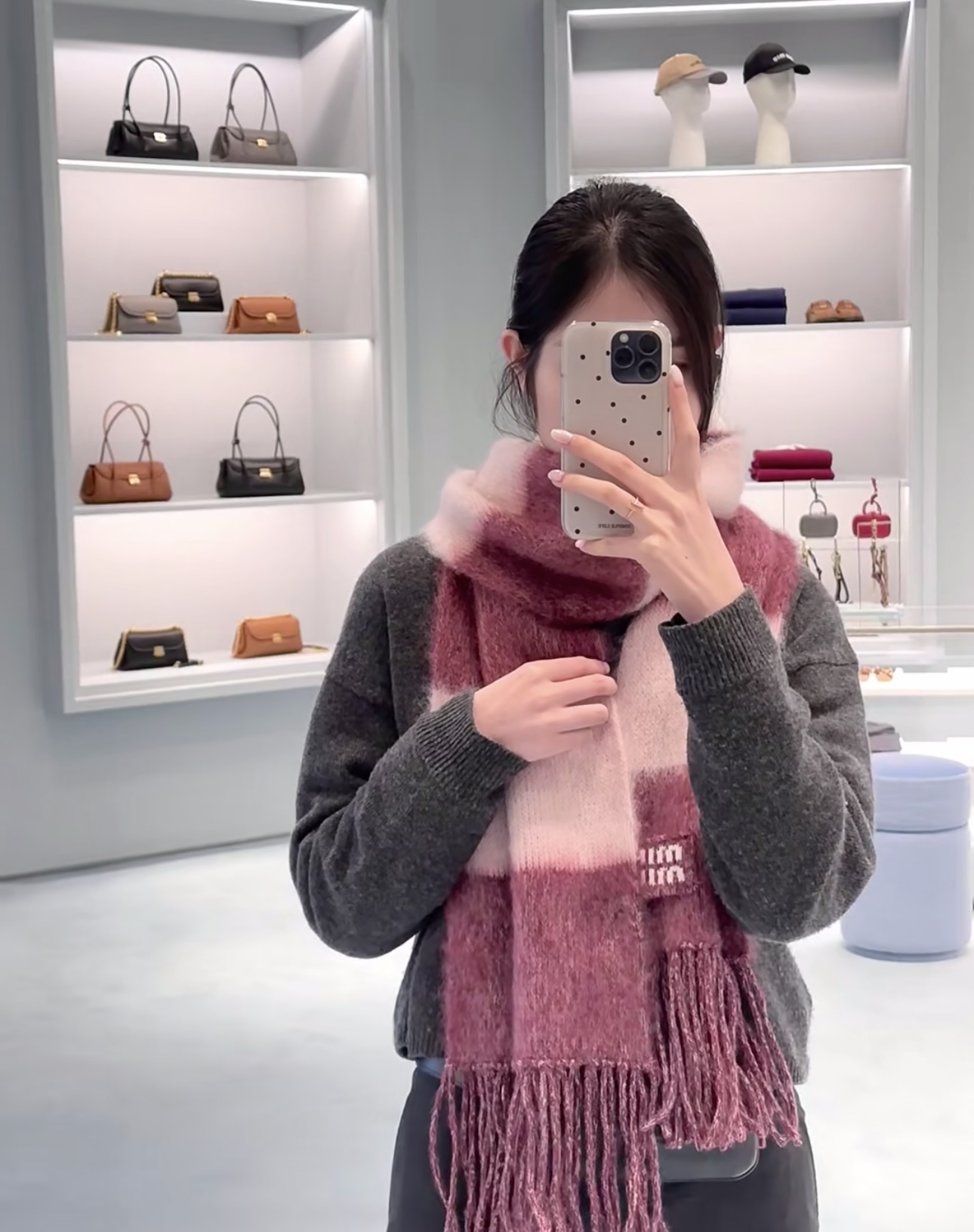 NO:314303,Miu*iu 24Fw Autumn and Winter New Model Mohair Wool Blend Cashmere Lazy Scarf | Original Development!  High-end production!  It is carefully crafted with mohair fabric, loose cut and stand collar, unique. The decoration is more exquisite with letters, and can be matched with this series of clothing to show elegance and charm. Spot. 2 colors are 228 cm long and 22 cm wide, miumiu, alexander wang19860909Miu*iu 24Fw秋冬新款 马海毛羊毛混纺羊绒懒惰围巾丨原版开发！高版出品！采用马海毛面料精心制作,宽松剪裁搭配立领、别具一格.饰以字母更显精致,可与该系列服饰搭配,彰显优雅魅力.现货.2色长228 cm,宽22cm,,miumiu,alexander wang,Women's clothing