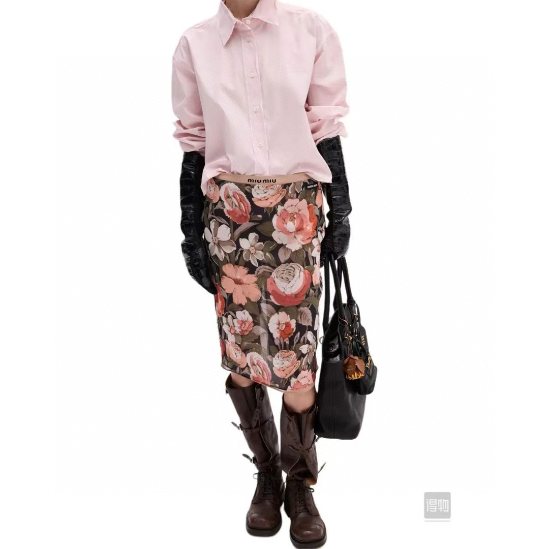 NO:313436,Miumi* 25Ss early spring new style, contrasting color destruction elements splicing fake two-piece short shirt丨Exclusive yb development!  High-end production!  The photo shoot is super photogenic, and the customized fabrics on the cover of the magazine are produced in minutes. It is super versatile!  The age-reducing effect is ~ This item must be arranged in the wardrobe!  S/M/L, miumiu,shirts,alexander wang19860909批Miumi* 25Ss早春新款 撞色破坏元素拼接假两件短款衬衫丨独家yb开发！高版出品！拍照超级上镜,分分钟出杂志封面大片定制面料 超级百搭！减龄效果分～必须给衣柜安排上这一件！现货发售S/M/L,,miumiu,shirts,alexander wang,Women's clothing