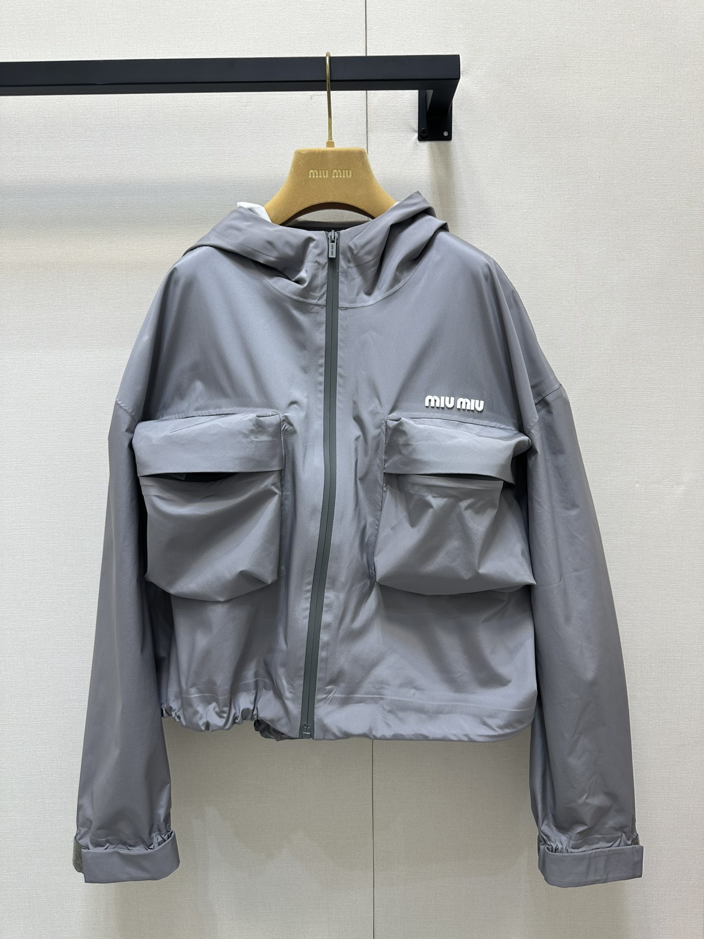 NO:328796,Miu2025 new hooded zipper charge jacket Customized YB imported windproof stiffness recycled nylon material, sub-glue process on the inner part, special process treatment, wide and stylish, not easy to stain, hooded zipper jacket style, high quality, Velcro design on the cuff, adjustable elastic width, integrated cold and styling, the two large pockets on the chest light up the cool style, simple and high-end, can easily control the fashionable shape whether it is outdoor sports or daily travel, custom face accessories, accurate version, 2 colors, real photos of large goods,,miumiu, jackets & coats,hats,alexander wang19860909Miu2025新品连帽拉链冲锋外套 定制YB进口防风挺度再生尼龙材质 里部亚胶工艺 特殊工艺处理 挺阔有型不易沾污 连帽拉链外套版型 品质上乘 袖口增加魔术贴设计 可调节松紧宽度 御寒与造型相融合 胸前两大口袋字母点亮飒爽风姿 简约不失高级感 无论是户外运动还是日常出行 都能轻松驾驭时尚造型 定制面辅料 认准版本 高版本 2色 大货实拍,,miumiu,jackets & coats,hats,alexander wang,Women's clothing