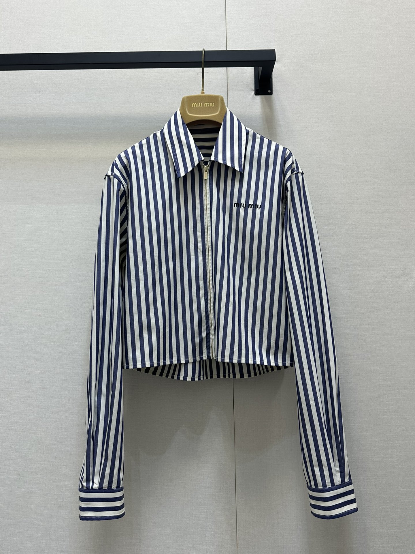 NO:297830,A series of items (shirts) are in stock. Miu25 embroidered alphabet striped zipper shirt. Customized YB imported twill cotton fabric. Comfortable and delicate. Lapel front shoulder short shirt style. Creative zipper design. More convenient to put on and take off. Contrast color of fixed dyed stripes. Embroidered letter decoration on chest. The upper body is full of lazy British atmosphere. Paired with skirts or pants at will. The moment of exquisiteness. Basic shirts that can be used for daily commuting and vacation. Easy to wear to create a fashionable feel. Customized surface accessories. Accurate version SML,,miumiu, skirts,shirts,alexander wang.19860909批（衬衫）一系列单品都现货 Miu25刺绣字母条纹拉链衬衣 定制YB进口斜纹棉质面料 质感舒适细腻 翻领正肩短款衬衫版型 充满创意的拉链式设计 穿脱更加便利 定染条纹撞色 胸前刺绣字母装饰 上身充满慵懒英伦气息 随意搭配半裙或裤子 精致度瞬间 日常通勤度假都可驾驭的基础衬衫 轻松穿搭出洋气感 定制面辅料 认准版本SML,,miumiu,skirts,shirts,alexander wang,Women's clothing