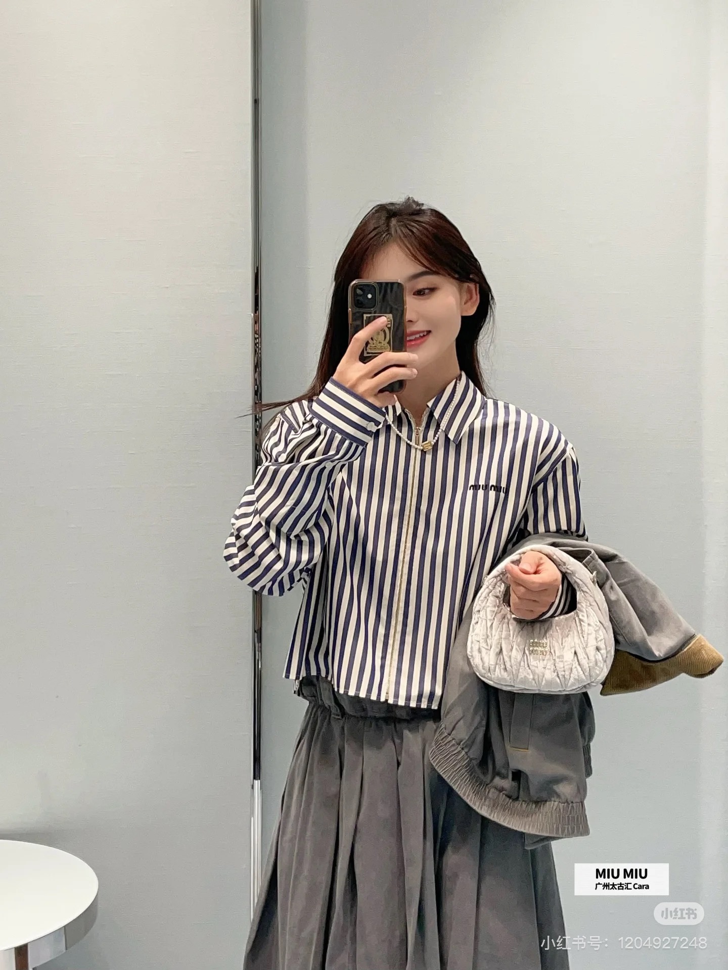 NO:297835,A series of items are in stock Miu25 embroidered letter striped zipper shirt Customized YB imported twill cotton fabric Comfortable and delicate texture Lapel front shoulder short shirt style Creative zipper design More convenient to put on and take off Fixed dye striped contrasting color Embroidered letter decoration on chest The upper body is full of lazy British atmosphere Paired with skirts or pants at will Instantly exquisite basic shirts that can be used for daily commuting and vacation Easy to wear to create a fashionable feel Customized surface accessories Definite version SML,,miumiu, skirts,shirts,alexander wang19860909批衬衫）一系列单品都现货 Miu25刺绣字母条纹拉链衬衣 定制YB进口斜纹棉质面料 质感舒适细腻 翻领正肩短款衬衫版型 充满创意的拉链式设计 穿脱更加便利 定染条纹撞色 胸前刺绣字母装饰 上身充满慵懒英伦气息 随意搭配半裙或裤子 精致度瞬间 日常通勤度假都可驾驭的基础衬衫 轻松穿搭出洋气感 定制面辅料 认准版本SML,,miumiu,skirts,shirts,alexander wang,Women's clothing