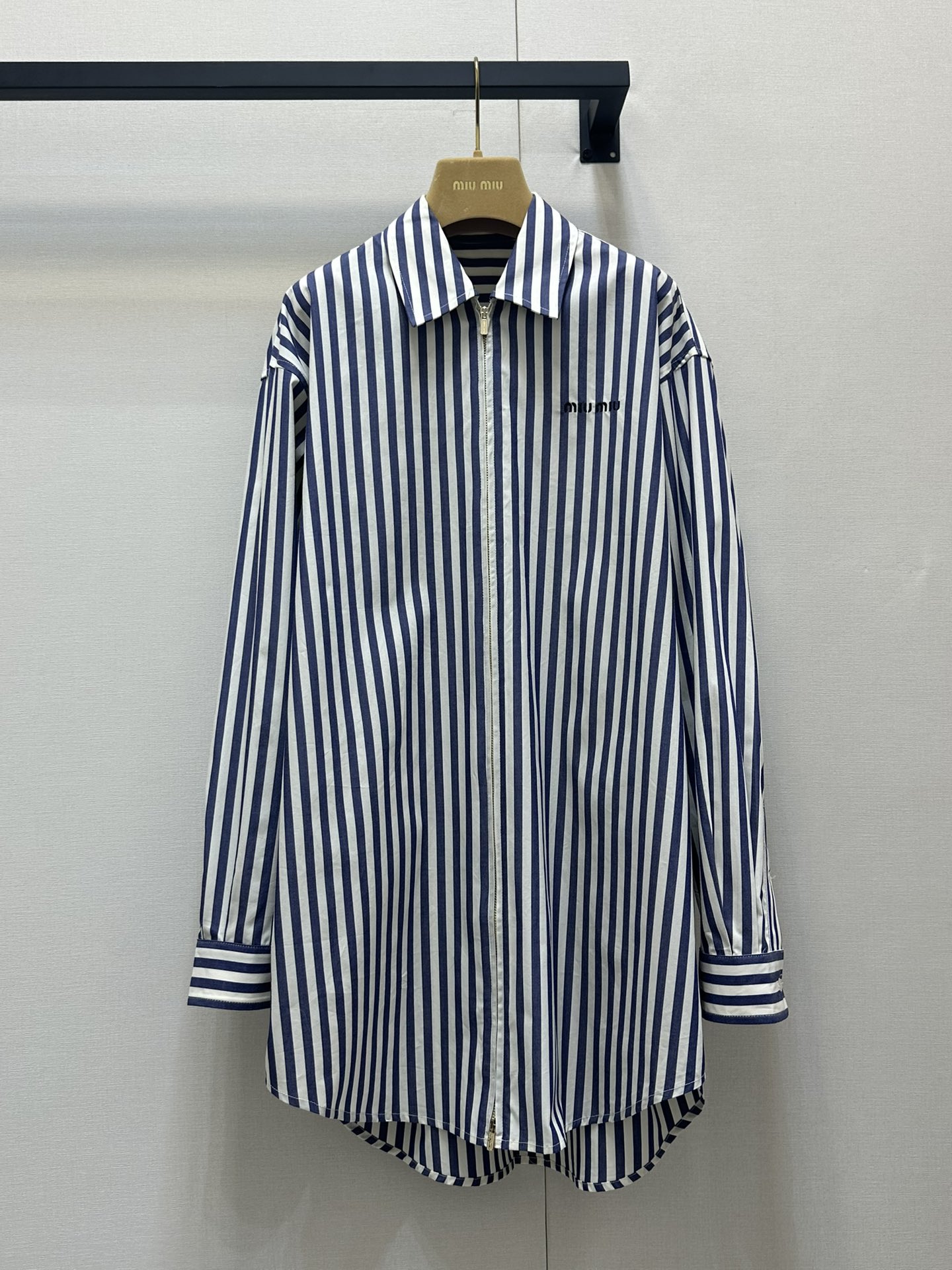 NO:294687,Miumi* 25Ss early spring Miao style outfit, embroidered logo vertical striped zipper loose shirt. Original development!  High-end production!  Double zipper head design, sweet and salty layered item!  Loose and versatile style is not picky!  Custom imported pure cotton fabric!  Workmanship quality depends on details. Spot SML, miumiu,shirts,alexander wang19860909批 Miumi* 25Ss早春缪系穿搭 刺绣logo竖条纹拉链宽松衬衫.原版开发！高版出品！双拉链头设计,可甜可盐气质叠穿单品！宽松版型百搭不挑人！定制进口纯棉面料！做工品质看细节.现货 SML,,miumiu,shirts,alexander wang,Women's clothing