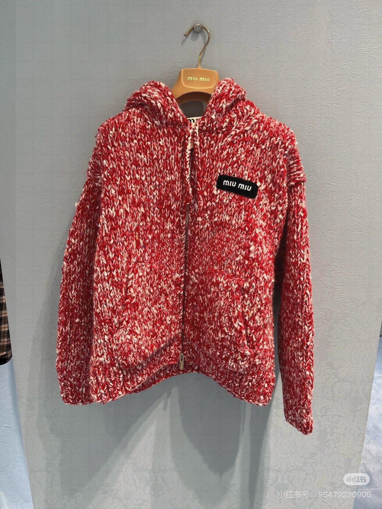 NO:295782,Miumi*2025 new product twist woven snowflake hooded cardigan Customized YB cashmere wool knitted material High-quality texture Comfortable and stylish Zippered hooded jacket style Easy to put on and take off Lay a casual tone The whole body is interwoven to create a snowflake-like color richness. Combined with the letter logo on the chest, it highlights the brand tone and design layering. The upper body shows the slack and fashionable charm. Whether it is daily travel or casual commuting, it can easily control it Customized surface accessories. Accurate version Higher version 2 colors,,miumiu, jackets & coats,hats,alexander wang19860909批Miumi*2025新品麻花编织雪花色连帽开衫 定制YB羊绒羊毛针织材质 质感高级 舒适有型 拉链连帽外套版型 穿脱方便 奠定休闲风基调 通体双色交织打造雪花般的色彩丰富度 配合胸前字母徽标 彰显品牌调性和设计层次感 上身尽显松弛时尚魅力 无论是日常出行还是休闲通勤 都能让你轻松驾驭 定制面辅料 认准版本 高版本 2色,,miumiu,jackets & coats,hats,alexander wang,Women's clothing