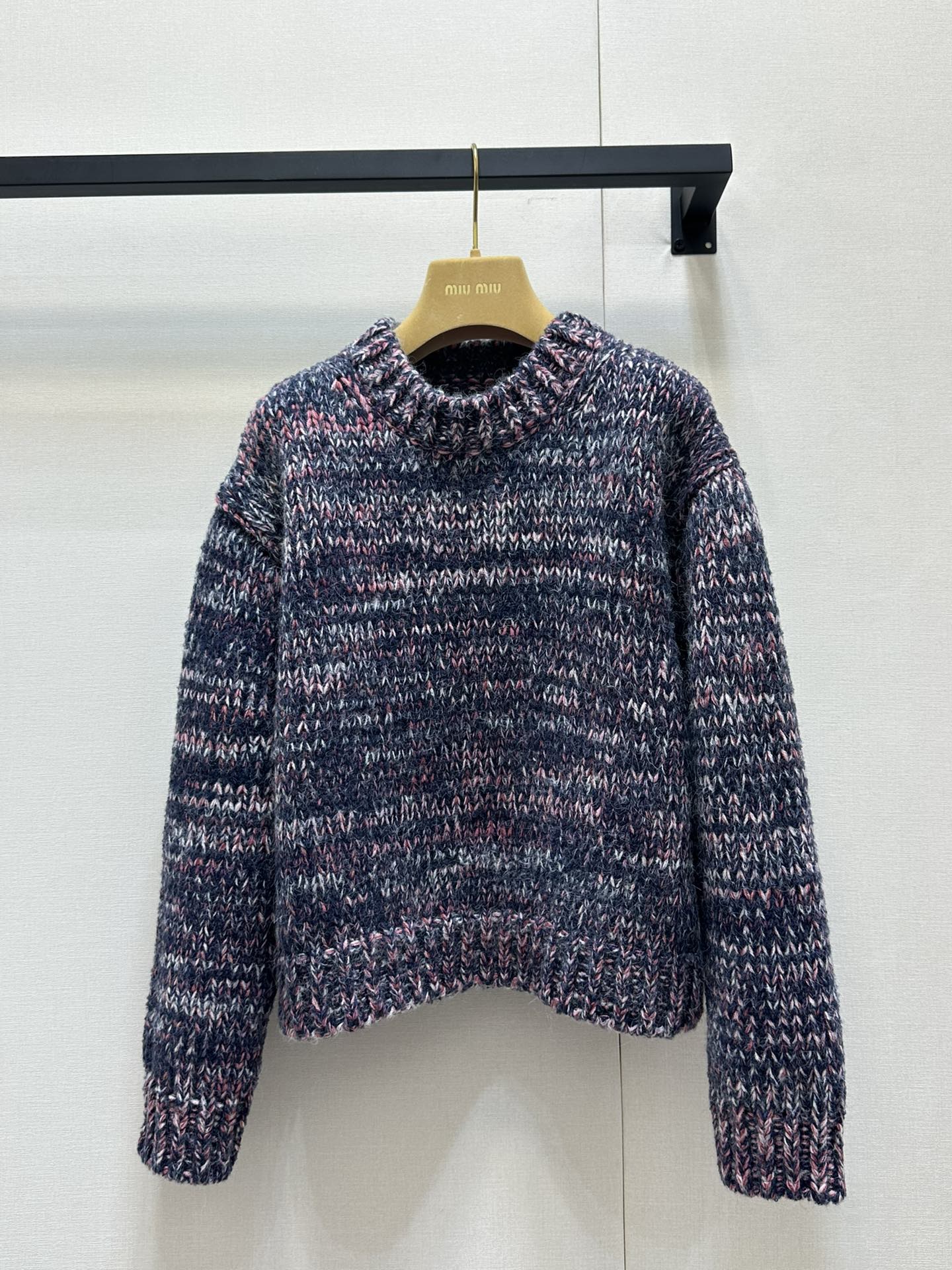 NO:295778,Miumi*2025 new product twist knitted snowflake round neck sweater Customized YB cashmere wool knitted material High-quality texture Comfortable and stylish Zippered hooded jacket style Easy to put on and take off Lay a casual tone The whole body is interwoven to create a snowflake-like color richness. Combined with the letter logo on the chest, it highlights the brand tone and design layering. The upper body shows the slack and fashionable charm. Whether it is daily travel or casual commuting, it can easily control it Customized surface accessories. Accurate version Higher version 2 colors,,miumiu, jackets & coats,sweaters,hats,alexander wang19860909批Miumi*2025新品麻花编织雪花色圆领毛衣 定制YB羊绒羊毛针织材质 质感高级 舒适有型 拉链连帽外套版型 穿脱方便 奠定休闲风基调 通体双色交织打造雪花般的色彩丰富度 配合胸前字母徽标 彰显品牌调性和设计层次感 上身尽显松弛时尚魅力 无论是日常出行还是休闲通勤 都能让你轻松驾驭 定制面辅料 认准版本 高版本 2色,,miumiu,jackets & coats,sweaters,hats,alexander wang,Women's clothing