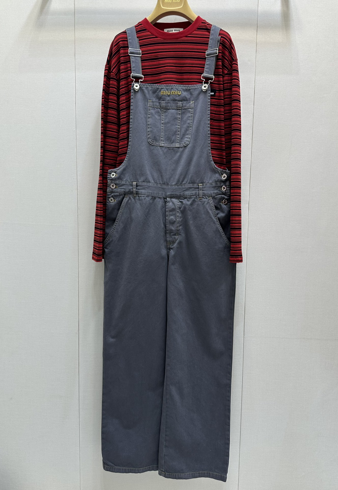 NO:328786,MIU MI*｜All-friendly retro casual strap trousers series, positioning patch, heavy-industrial washing process, imported fabric texture is soft, delicate and comfortable. Washing color, low-key and luxurious, age-reducing Girls' Generation!  A must-have artifact for white, rich and beautiful women!  Classic regular version Highly recommended for your own style!  Workmanship quality SML large-scale goods real shot, miumiu, alexander wang19860909MIU MI*｜贴布绣百搭复古休闲背带长裤 系列款 定位贴布,重工洗水工艺 进口面料质感柔软细腻舒适. 洗水色系 低调奢华, 减龄少女时代！白富美必备神器！ 经典常规版型 强烈推荐自留款！做工品质 SML大货实拍,,miumiu,alexander wang,Women's clothing