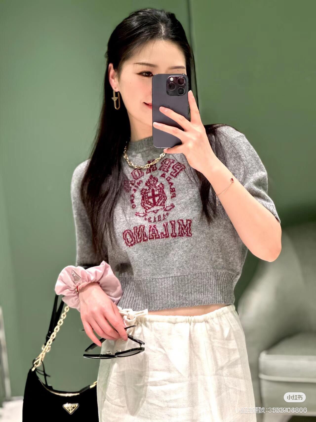 NO:295787,Prad*2025 new products are available on the shelves. Crocheted knitted round neck short sleeves. Customized YB wool knitted material. Comfortable and soft and elastic. Round neck knitted short sleeves. The whole body contrasting color vertical pit threaded edges. Stylish and elastic. The breasts of the ready-to-wear are made of letters and logo patterns as design highlights to add a lively atmosphere to the simple outfit. No need to deliberately add decorations to show elegant and high-end brand tone. Regular style. Smooth and inclusive. Slim and fashionable. The latest items in early spring. All seasons are worn. Customized surface accessories. Accurate version. High-end version. SML,,prada,T-shirt,alexander wang.19860909批Prad*2025新品上架 钩花针织圆领短袖 定制YB羊毛针织材质 舒适软糯 弹力十足 圆领针织短袖裁剪 通体撞色竖坑螺纹包边 有型富有弹性 成衣胸前以字母和徽标图案作为设计亮点 为简易穿搭增添活泼气息 无需刻意加饰 即可彰显典雅高级的品牌调性 常规版型 流畅包容 显瘦时髦 早春最新单品 四季通穿 定制面辅料 认准版本 高版本 SML,,prada,T-shirt,alexander wang,Women's clothing