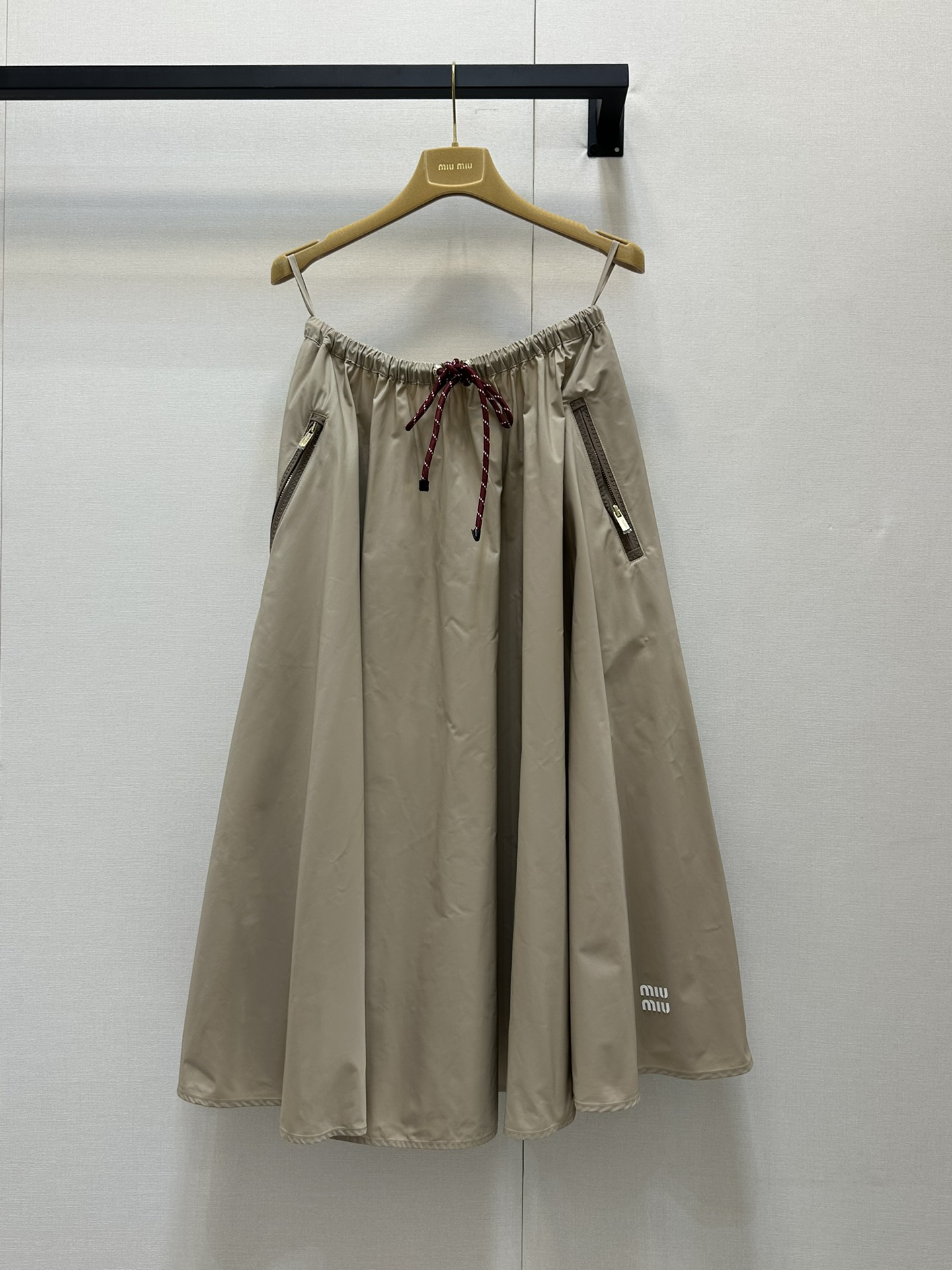 NO:296847,Original development, high-version, new products of Mium*25 spring and summer, original development imported memory silk sports style long skirt!  The original custom fabric is light, comfortable and breathable, and the texture is amazing!  Contrast color wave embroidery craft webbing on the side!  Classic umbrella sporting large A-skirts with versatility and age-reducing girlish style!  Paired with leather-lipped red webbing, fashionable and handsome, sweet or salty!  It is versatile and not picky about others. It is beautiful!  Original custom hardware accessories, workmanship quality depends on details.SML, miumiu, skirts, real silk, alexander wang19860909原版开发 高版本 批mium*25春夏新品,原版开发进口记忆真丝运动风长半裙！原版定制面料轻盈舒适透气质感超赞！侧边撞色波浪刺绣工艺织带！经典伞摆大A裙摆百搭减龄少女风！搭配皮口红色织带时髦帅气可甜可盐！百搭不挑人上身美的不要不要的！原版定制五金配件,做工品质看细节.SML,,miumiu,skirts,real silk,alexander wang,Women's clothing