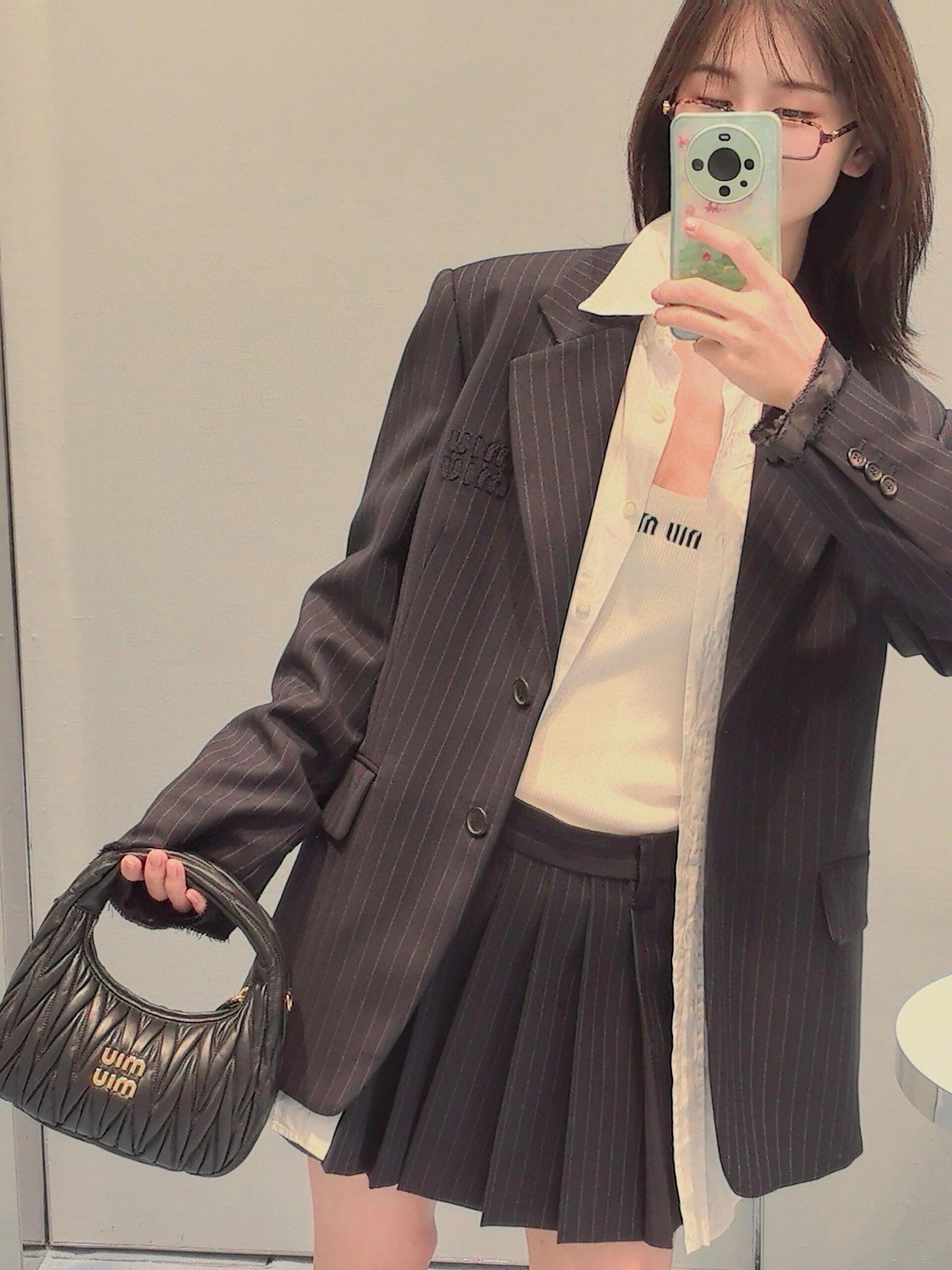 NO:297822,Batch (vress) Batch (pants) Batch (coat) Miu*iu25Ss spring and summer new vertical striped suit vest suit trousers. Easy to have a sweet and cool intellectual atmosphere. Splicing design layering. Three-dimensional tailoring waist-closing style is not picky for people. Retro and elegant stacking effect is excellent. SML,,miumiu, jackets & coats,business suit,alexander wang19860909批（马甲） 批（裤子） 批（外套） Miu*iu25Ss春夏新品竖条纹西装小马甲西装长裤.轻松拥有甜酷知识分子范氛围感 拼接设计层次感 立体剪裁收腰版型不挑人复古优雅叠搭效果超赞.SML,,miumiu,jackets & coats,business suit,alexander wang,Women's clothing