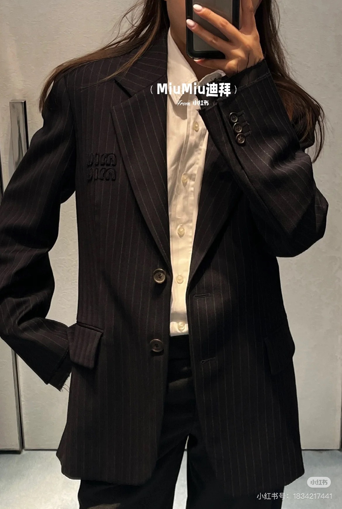 NO:296858,Suit batch (original purchase, exclusive customized 1:1 fabric for the market) Mium*u24Fw early autumn new product, micro-label vertical striped wool suit jacket pleated short skirt set 丨Original development!  High-end production!  Miu early autumn advanced striped series, classic neat suit style, simple and elegant, Miu style girlish feeling easy to grasp, small loose silhouette casual and casual, chest decoration logo logo, 2 round button opening and closing, cuff lining reveals small personality, workmanship and texture are great, can be matched with the same series pleated short skirt, cool and sweet~ 2 colors SML,,miumiu, skirts, jackets & coats, business suit, alexander wang19860909西装批（原版购入 市场独家定制1:1面料） Mium*u24Fw早秋新品 微标竖条纹羊毛西装外套百褶短裙套装 丨原版开发！高版出品！miu初秋进阶条纹系列,经典利落西装版型,简单大方,miu式少女感轻松拿捏,小宽松廓形休闲随意,胸口装饰logo徽标,2粒圆扣开合,袖口衬布外露小个性,做工和质感都很赞,可以和同系列百褶短裙一套入手搭配,又酷又甜~ 2色 SML,,miumiu,skirts,jackets & coats,business suit,alexander wang,Women's clothing