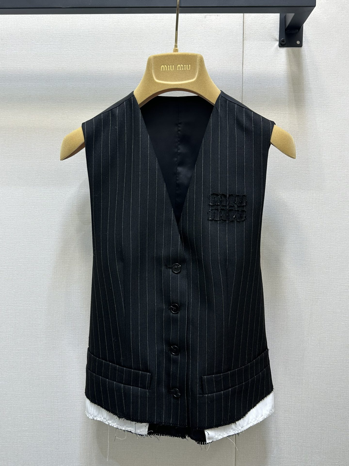 NO:307220,(Vest Miu*iu25Ss spring and summer new vertical striped suit vest suit trousers. Easy to have a sweet and cool intellectual atmosphere, layered sense of splicing design, three-dimensional tailoring waist-closing style, retro and elegant stacking effect is excellent. SML real shot, miumiu, business suit, alexander wang19860909批（马甲 Miu*iu25Ss春夏新品竖条纹西装小马甲西装长裤.轻松拥有甜酷知识分子范氛围感 拼接设计层次感 立体剪裁收腰版型不挑人复古优雅叠搭效果超赞.SML货实拍,,miumiu,business suit,alexander wang,Women's clothing