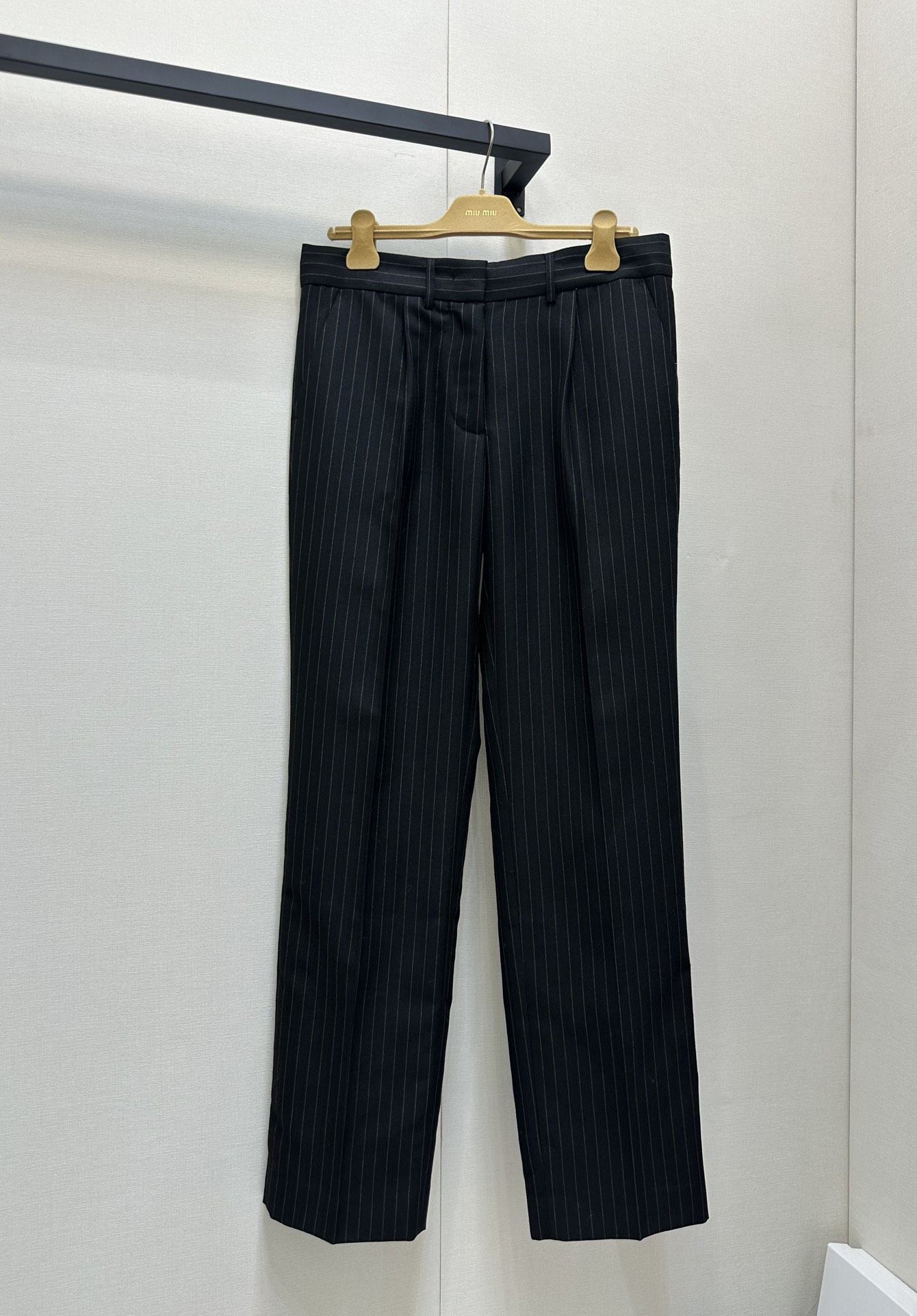 NO:307222,Batch (pants) Miu*iu25Ss spring and summer new vertical striped suit vest suit trousers. Easy to have a sweet and cool intellectual atmosphere, layered sense of splicing design, three-dimensional tailoring waist-closing style, retro and elegant stacking effect is excellent. SM product real shot, miumiu, business suit, alexander wang19860909批（裤子） Miu*iu25Ss春夏新品竖条纹西装小马甲西装长裤.轻松拥有甜酷知识分子范氛围感 拼接设计层次感 立体剪裁收腰版型不挑人复古优雅叠搭效果超赞.SM货实拍,,miumiu,business suit,alexander wang,Women's clothing