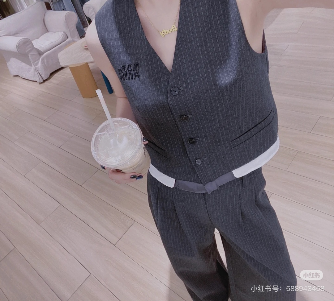 NO:296854,Batch (vress) Batch (pants) Miu*iu25Ss spring and summer new vertical striped suit vest suit trousers. Easy to have a sweet and cool intellectual atmosphere, layered sense of splicing design, three-dimensional tailoring waist-closing style, retro and elegant stacking effect is excellent. SML,,miumiu, business suit,alexander wang19860909批（马甲） 批（裤子） Miu*iu25Ss春夏新品竖条纹西装小马甲西装长裤.轻松拥有甜酷知识分子范氛围感 拼接设计层次感 立体剪裁收腰版型不挑人复古优雅叠搭效果超赞.SML,,miumiu,business suit,alexander wang,Women's clothing