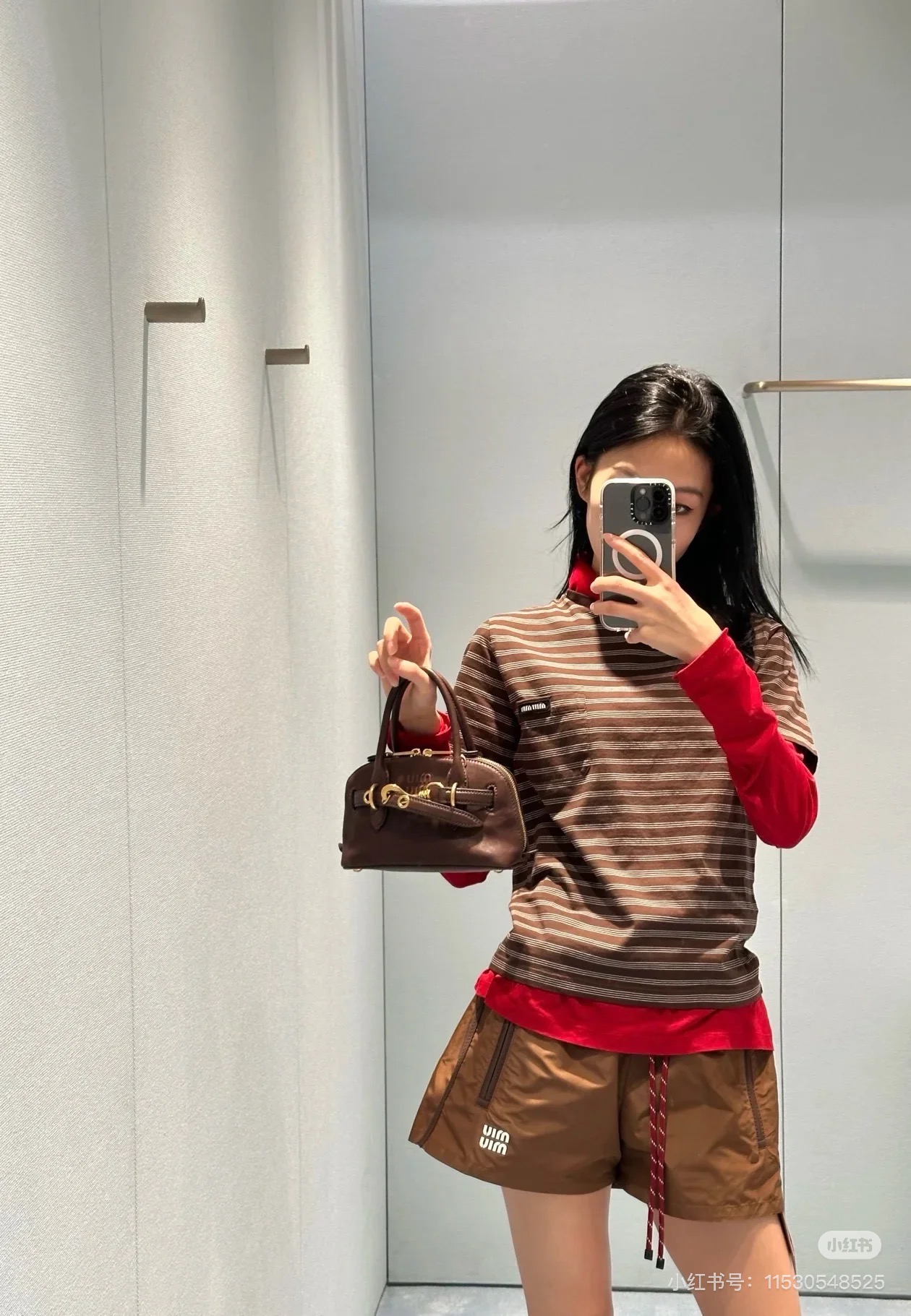 NO:296850,Miumi* 25Ss early spring new style, simple and versatile contrasting striped round neck short-sleeved T-shirt | Original development, high-end production!  Classic striped design, the perfect length of the clothes, the upper body is super inclusive, and the versatile style is amazing!  The collision of colors is YYDS, whether worn alone or layered, and the comfort and close-fitting wear is all about. Details are online. Sisters, just feel at ease!  Spot SML, miumiu, T-shirt,tees, t-shirt,alexander wang19860909批 Miumi* 25Ss早春新款 简约百搭撞色条纹圆领短袖T恤丨原版开发 高版出品！经典条纹设计 永远不会过时恰到好处的衣长上身包容性超强 百搭版型绝绝子！颜色的碰撞无论单穿还是叠穿都是YYDS舒适感贴身穿着都 细节在线 姐妹们 放心入就对了！现货 SML,,miumiu,T-shirt,tees，t-shirt,alexander wang,Women's clothing